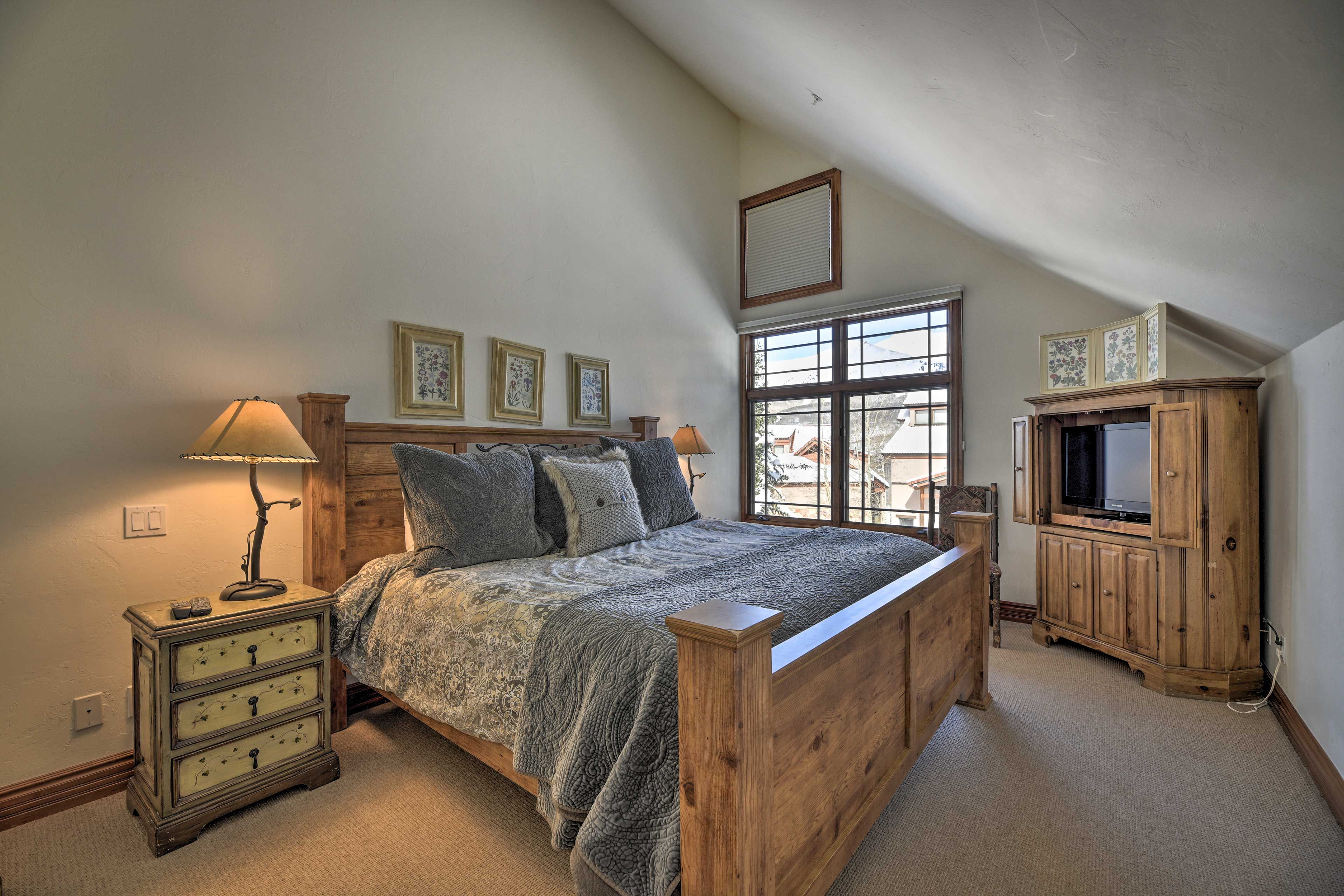 Bedroom 1 | King Bed | Cable TV