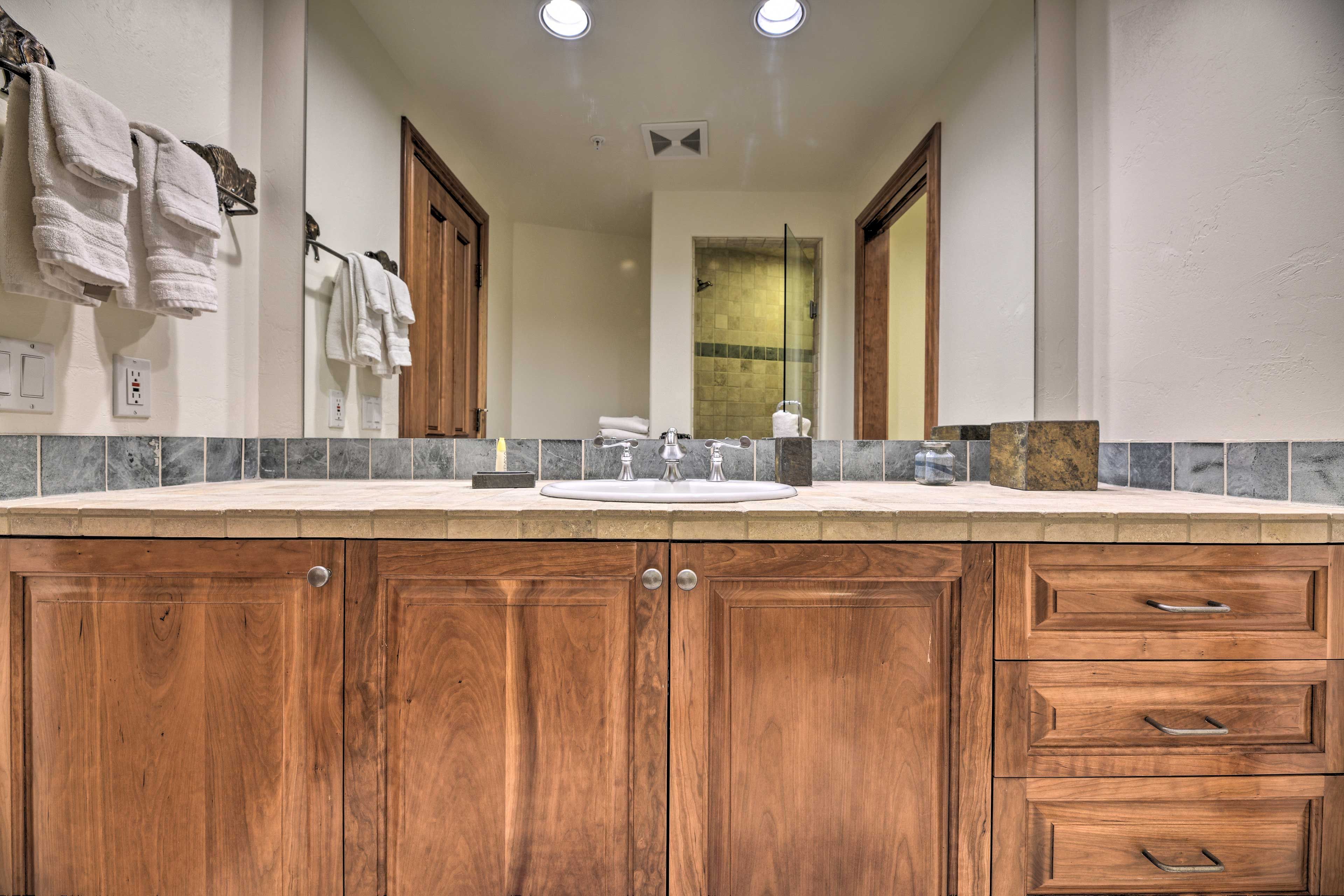 Full Bathroom 4