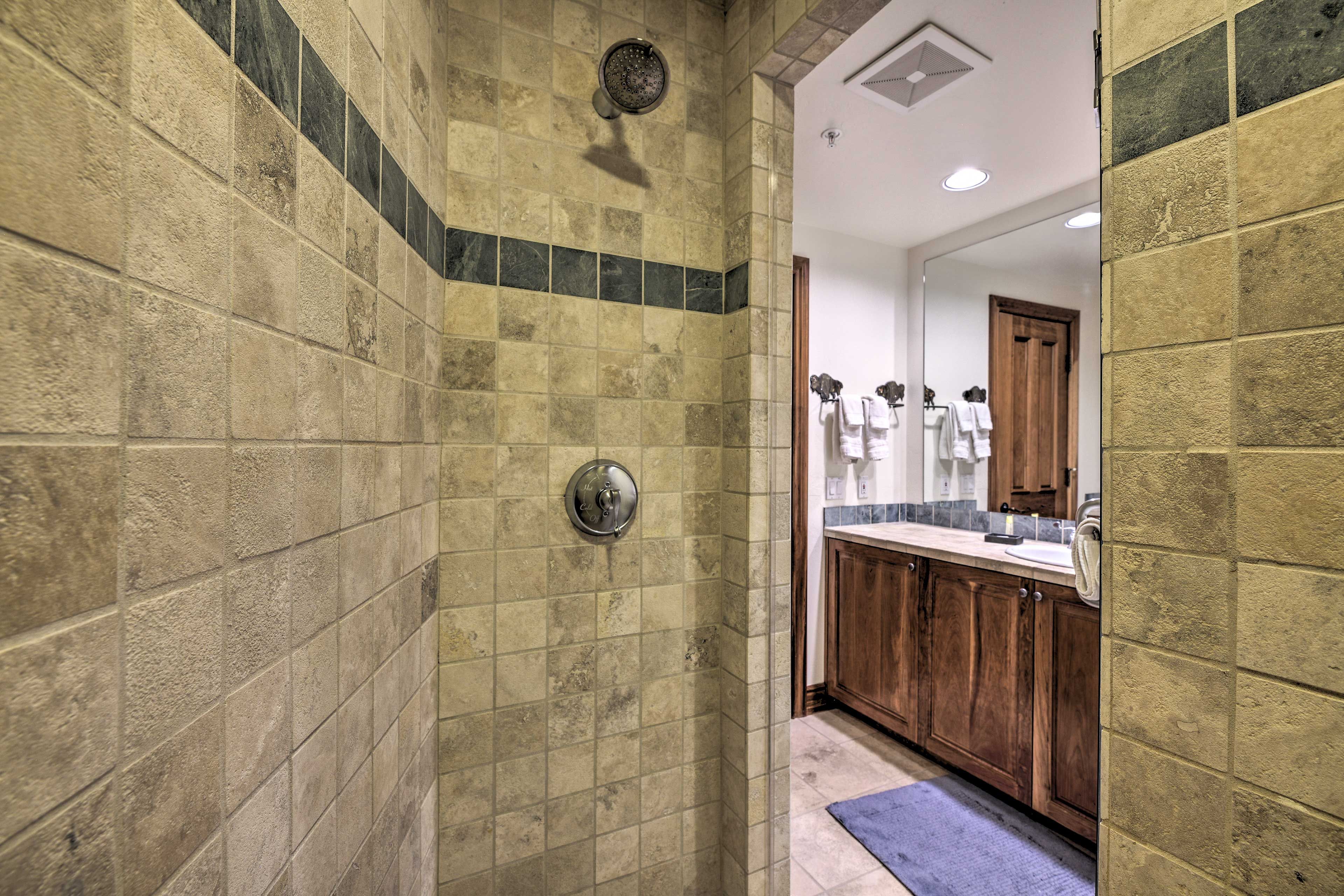 Full Bathroom 4