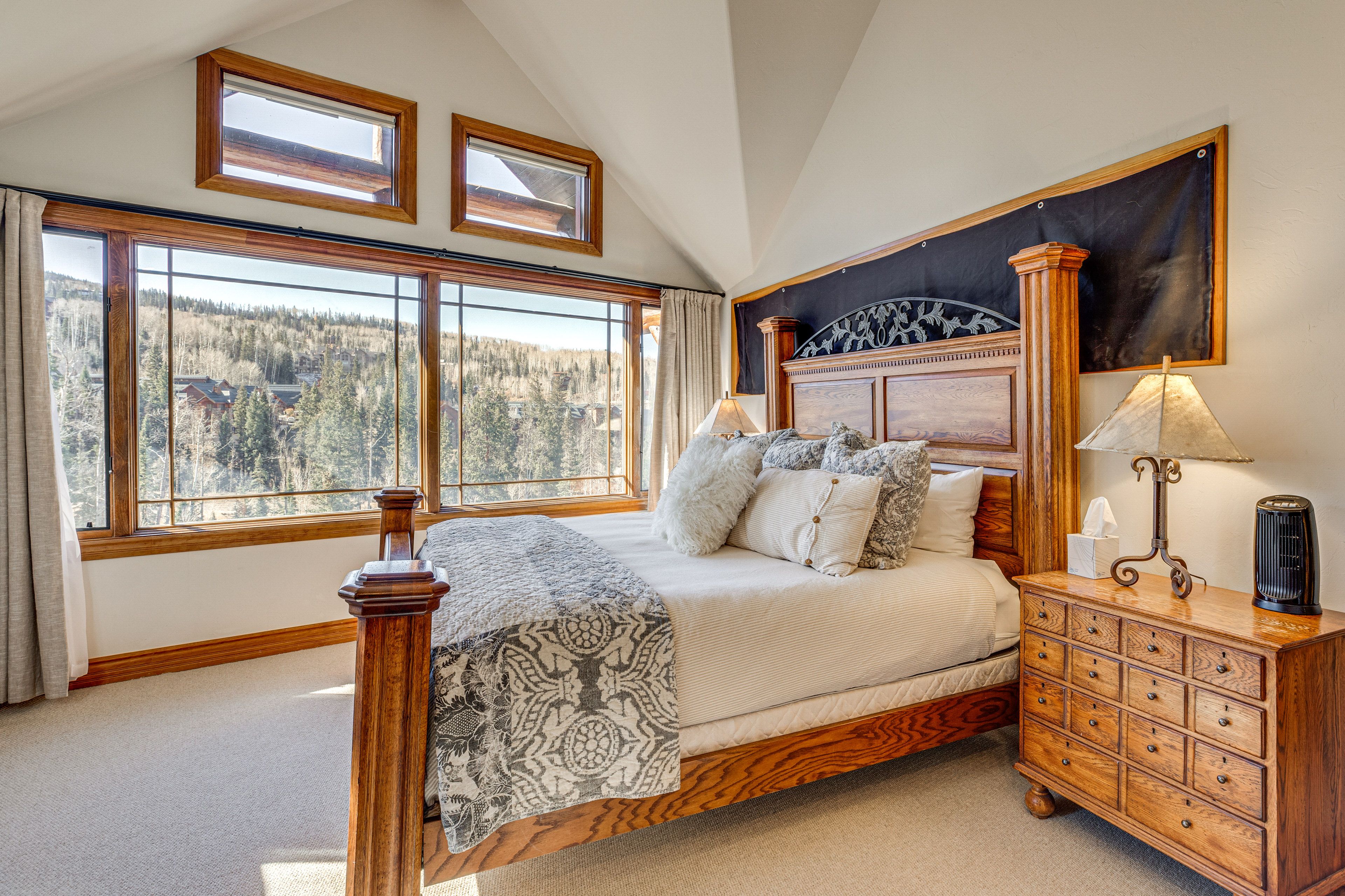 Bedroom 2 | King Bed | Chaise Lounge | Linens Provided | En-Suite Bathroom