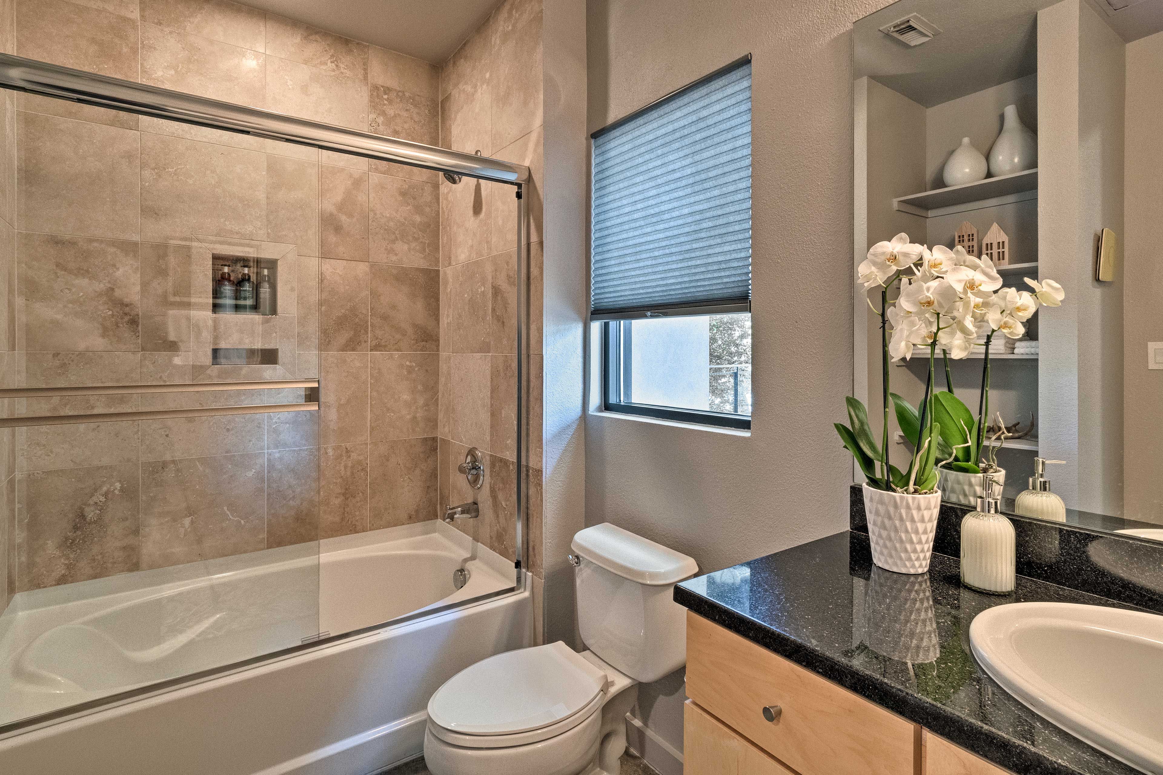 Full Bathroom | Complimentary Toiletries