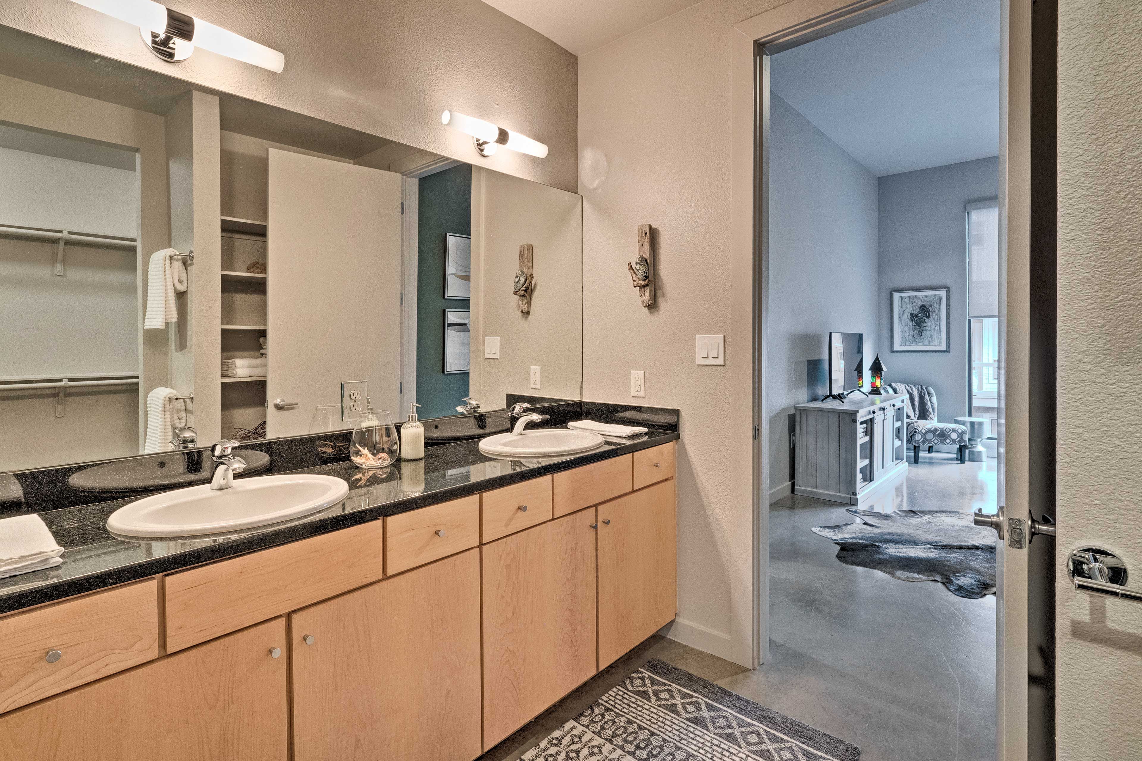 Full Bathroom | Towels Provided