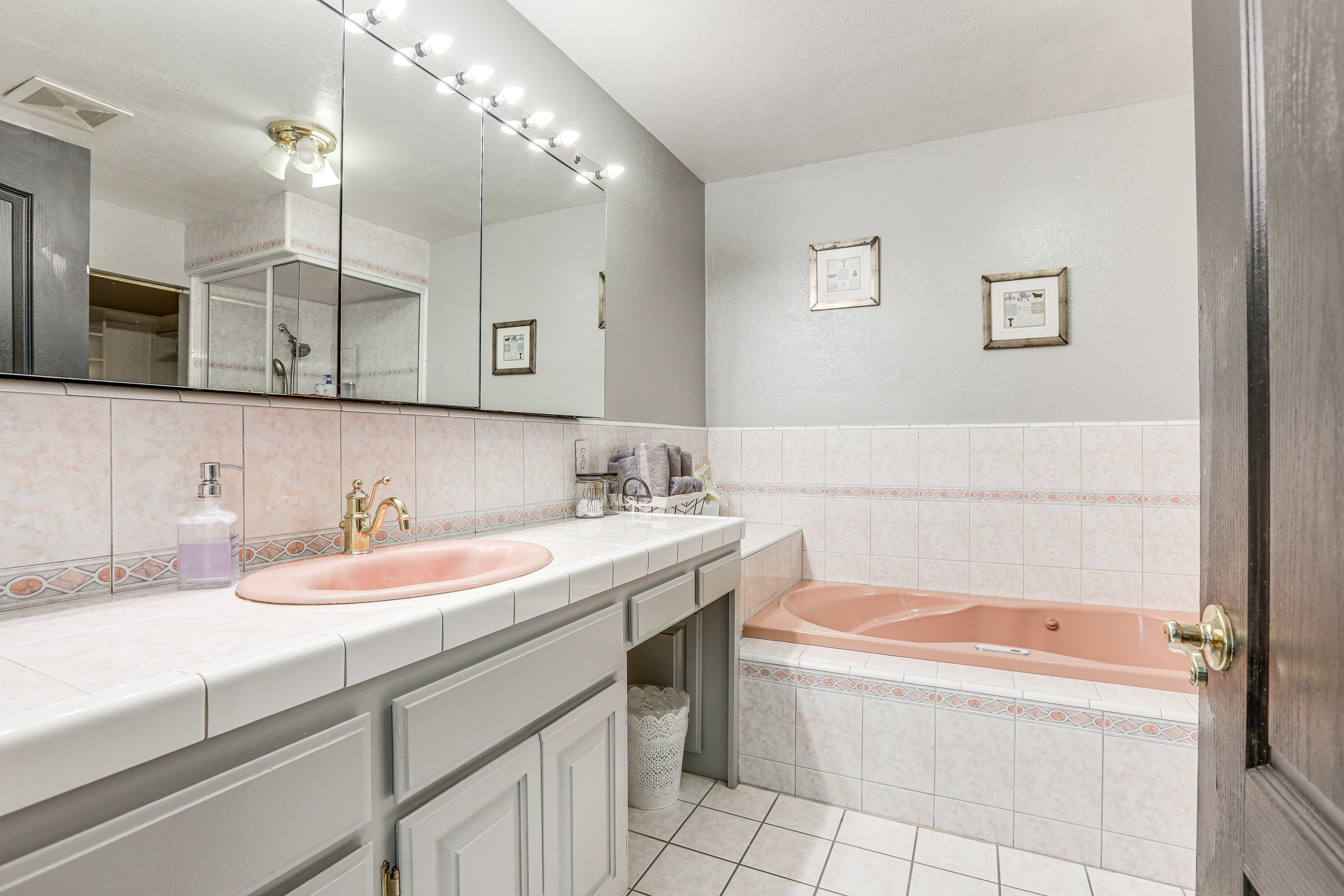Full Bathroom | Towels & Toiletries Provided