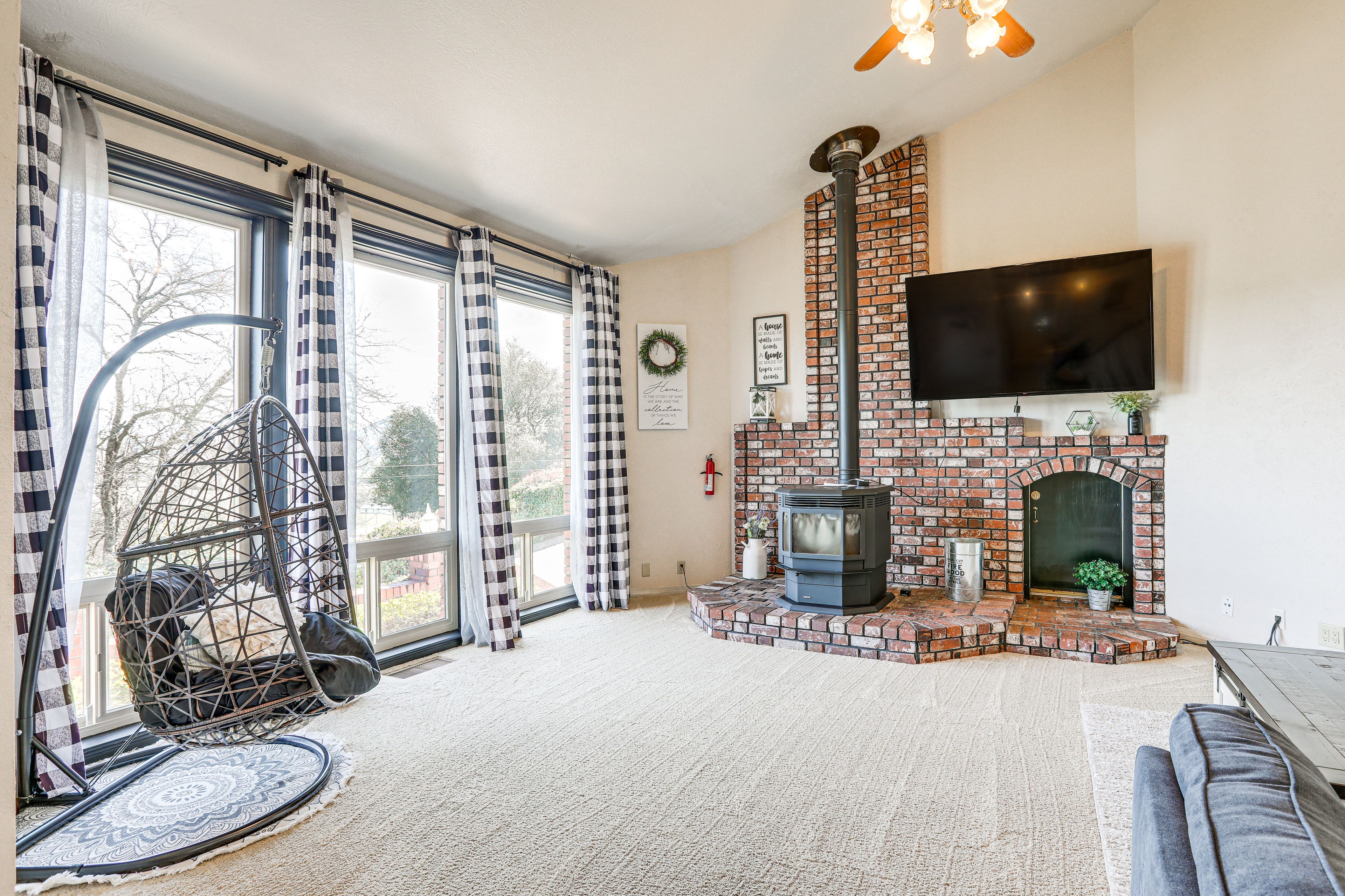 Living Room | Flat-Screen TV