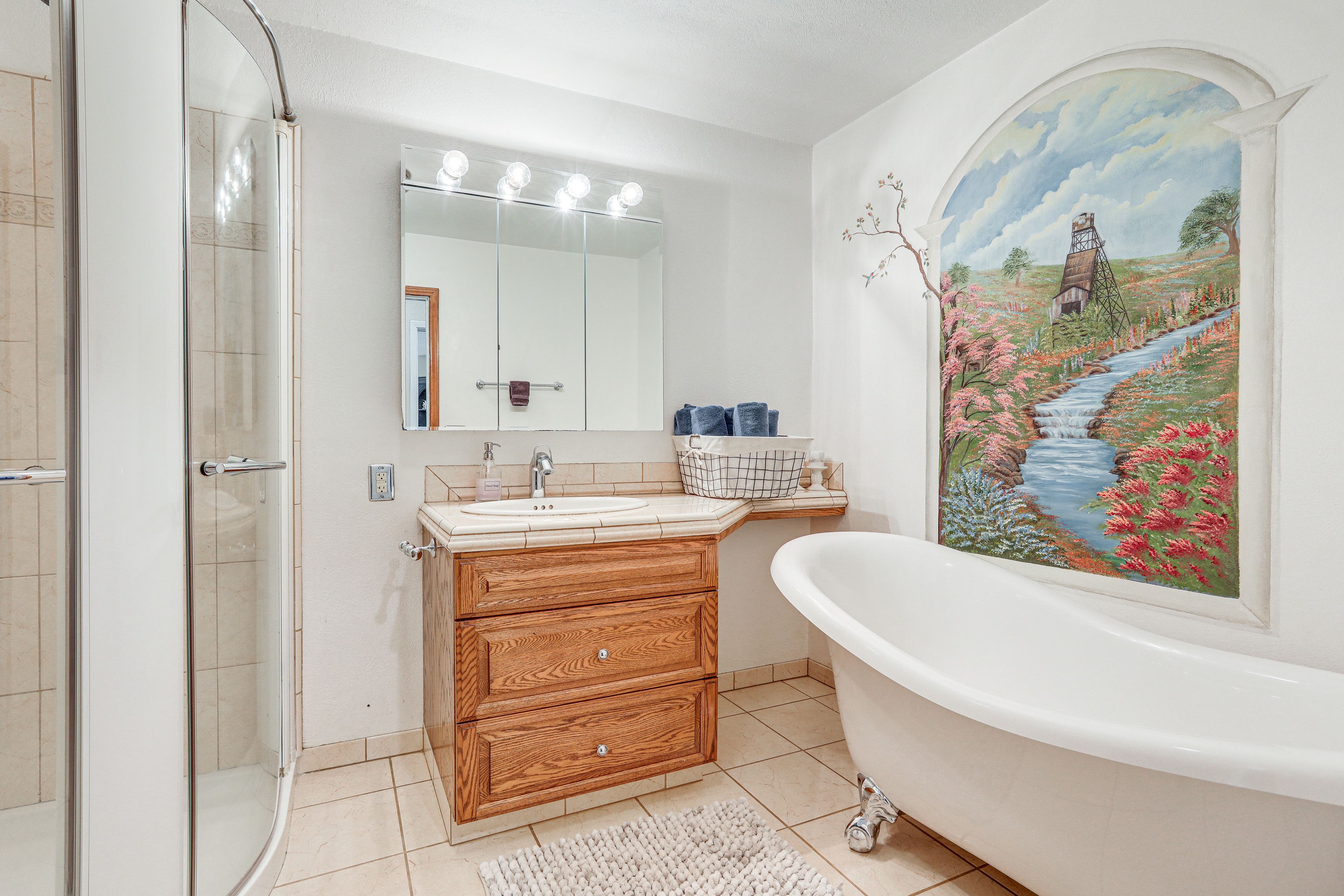 Full Bathroom | Towels & Toiletries Provided