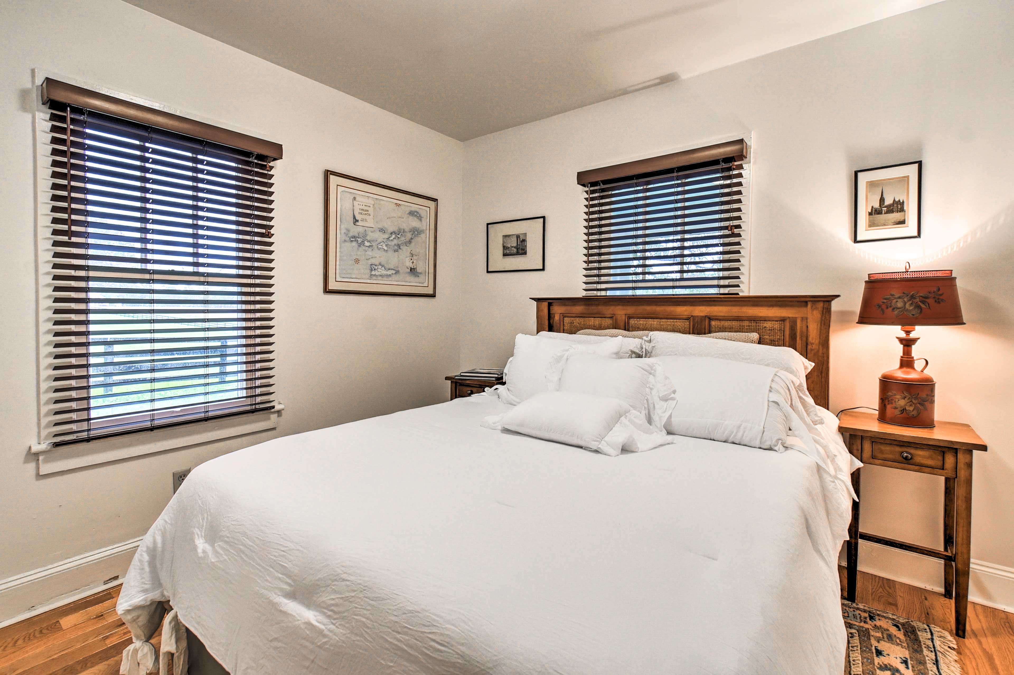 Bedroom 1 | Queen Bed