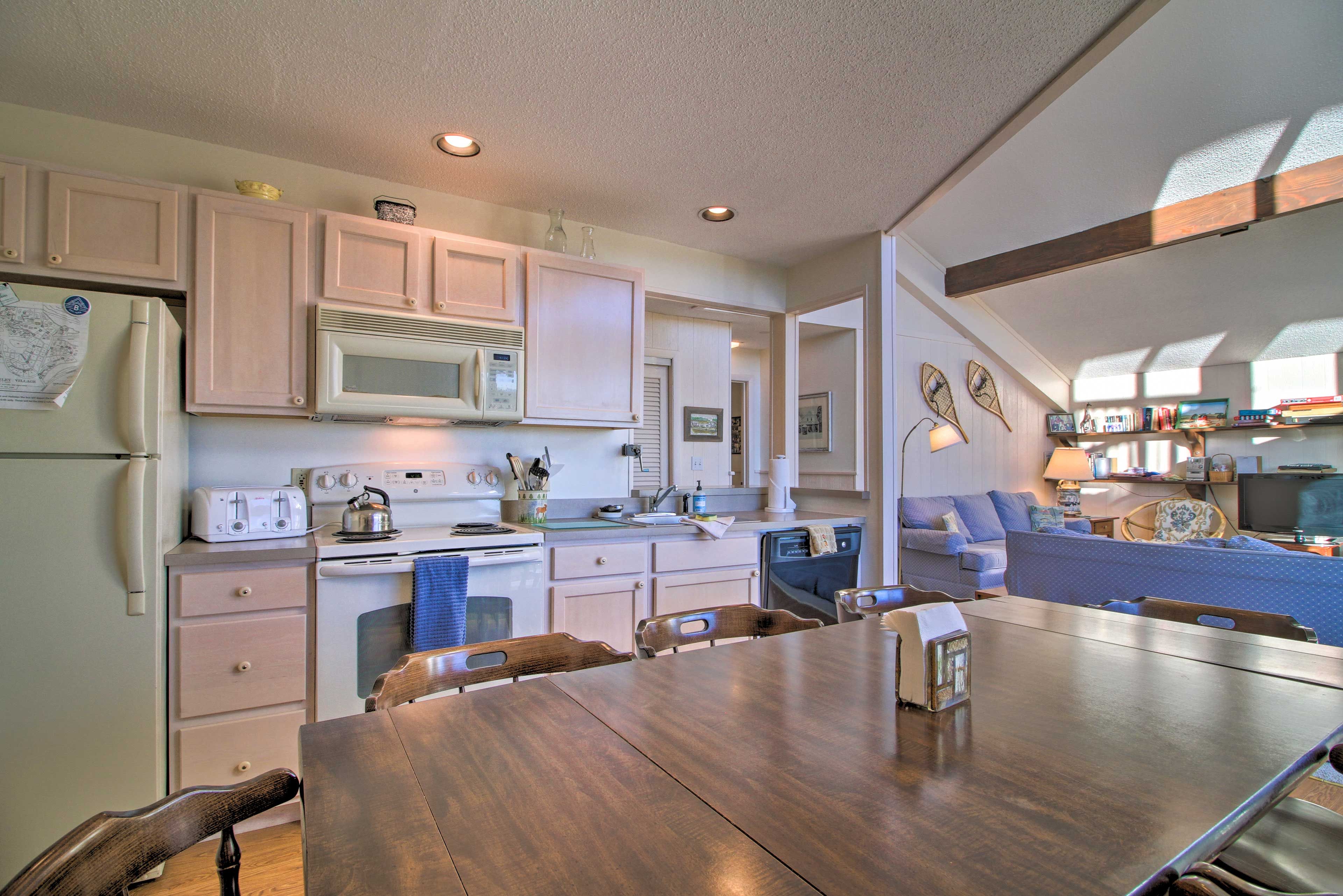 Fully Equipped Kitchen | Dishware/Flatware