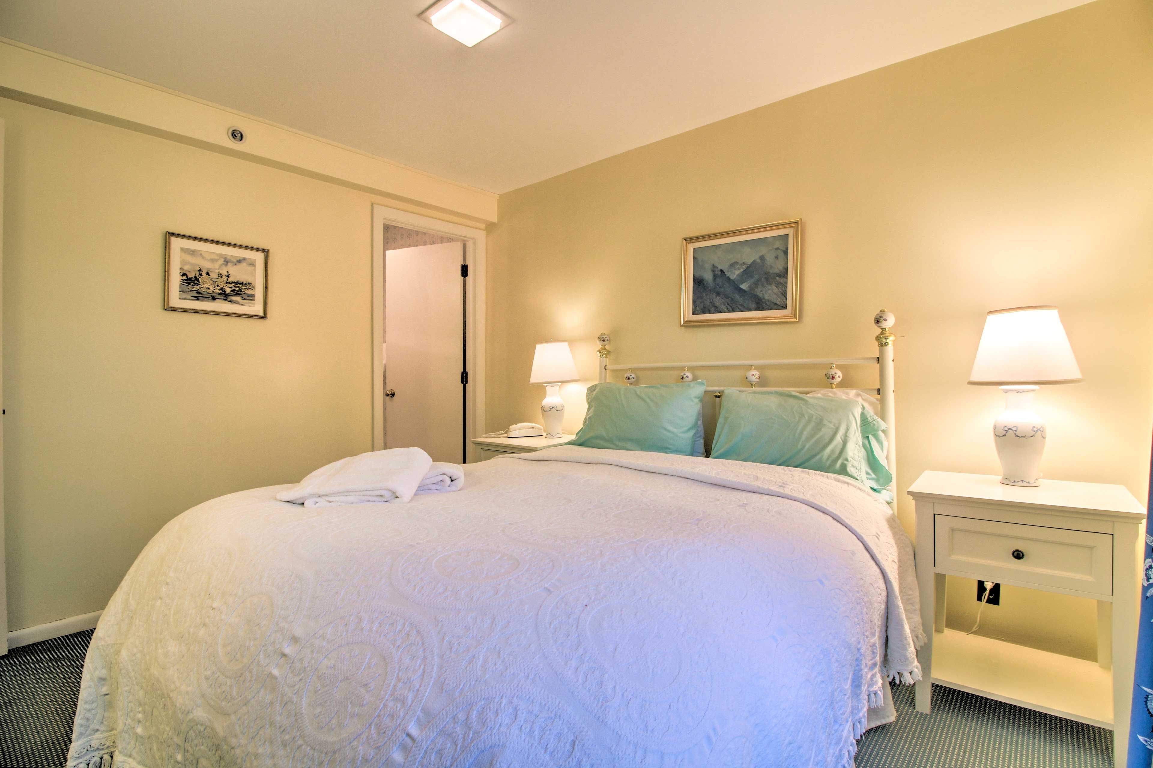 Bedroom 1 | Queen Bed