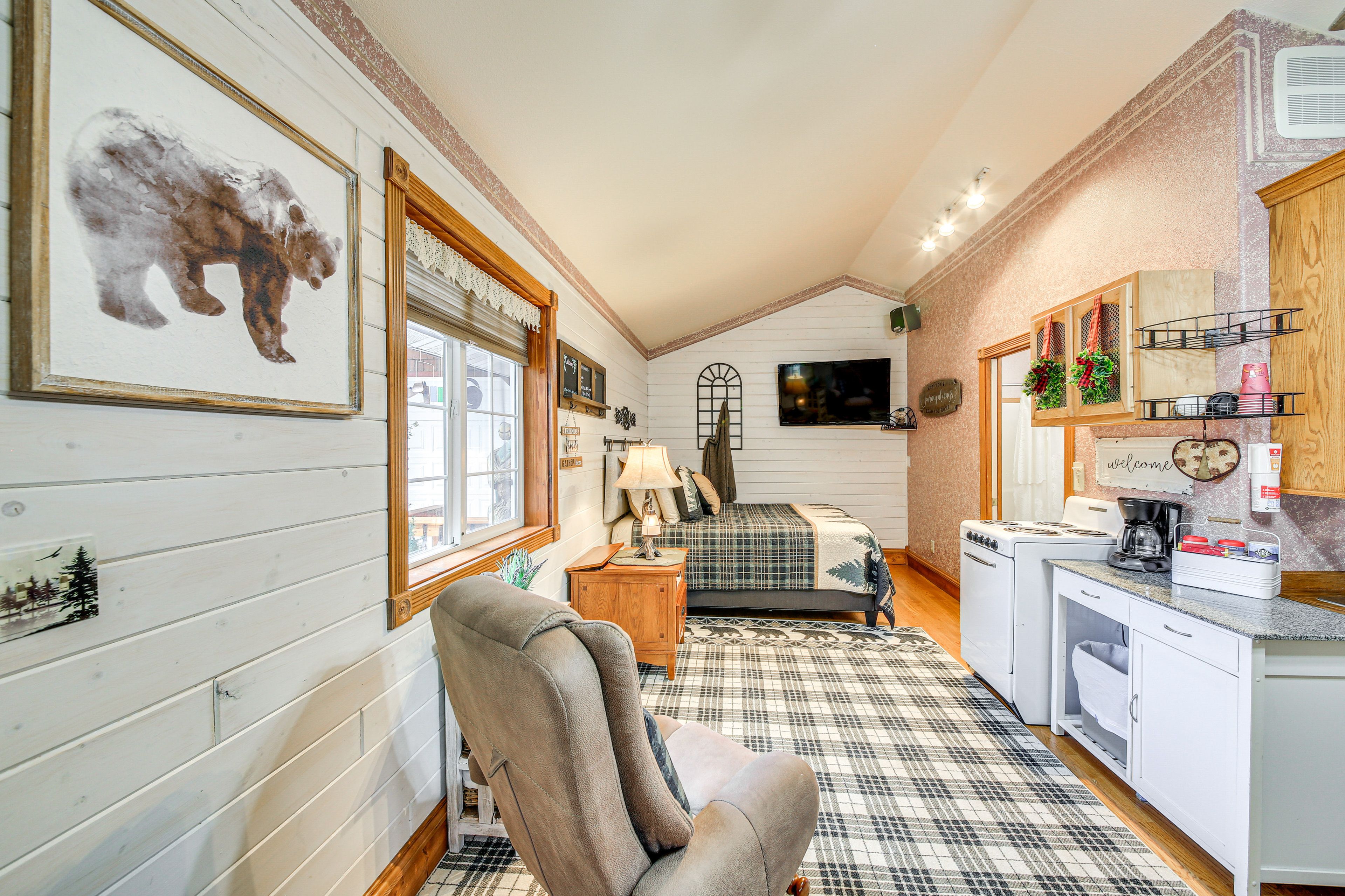 Studio | Queen Bed | Linens Provided