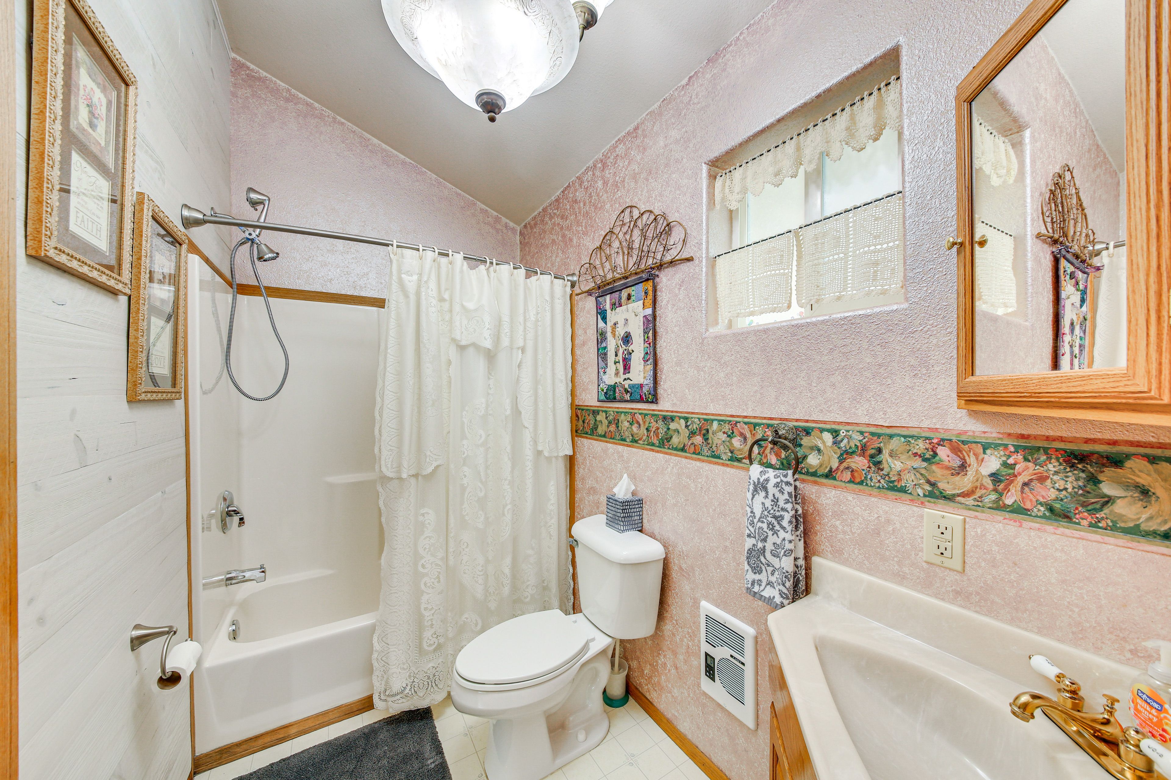 Full Bathroom | Towels Provided | Complimentary Toiletries