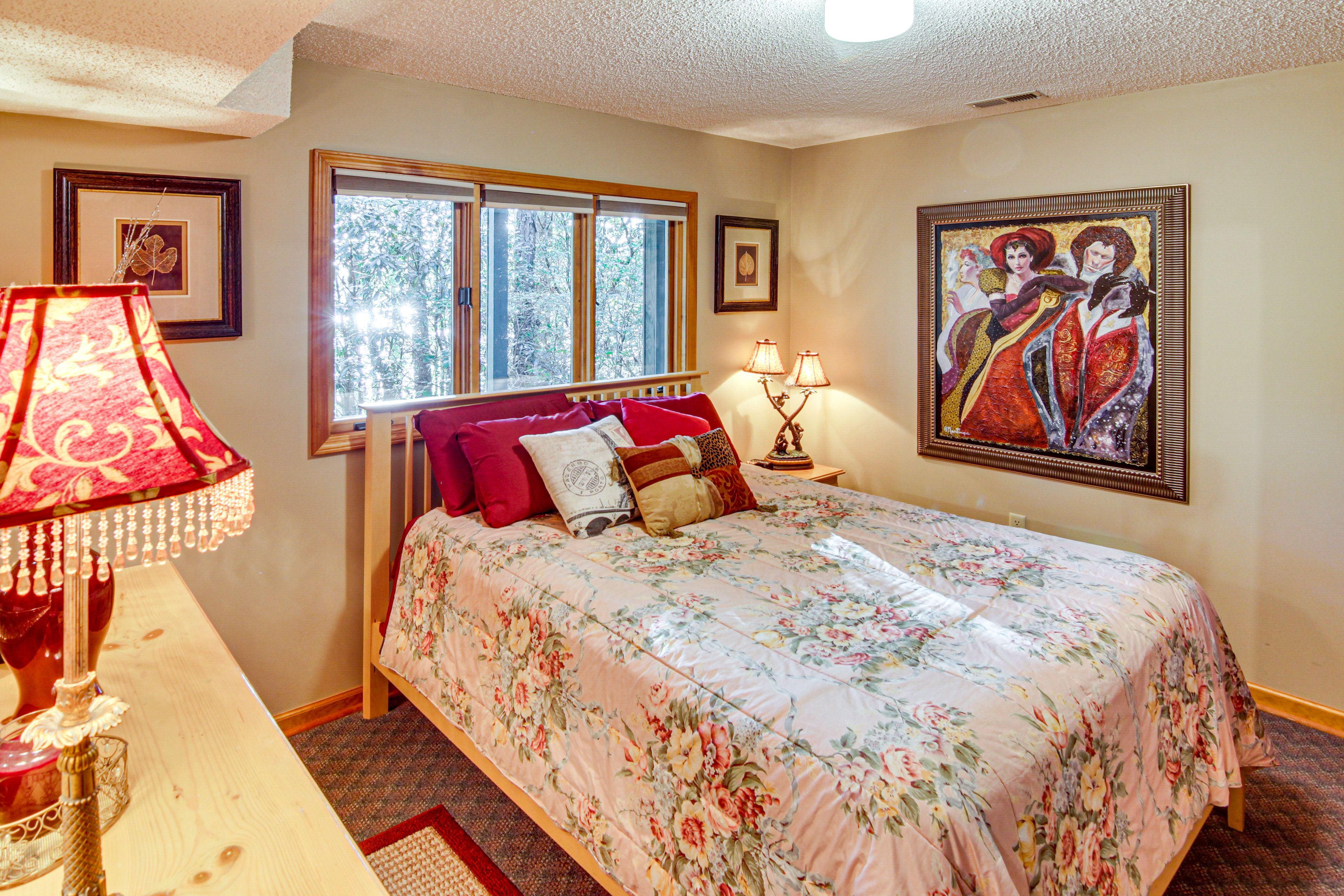 Bedroom 3 | Queen Bed | Basement Level