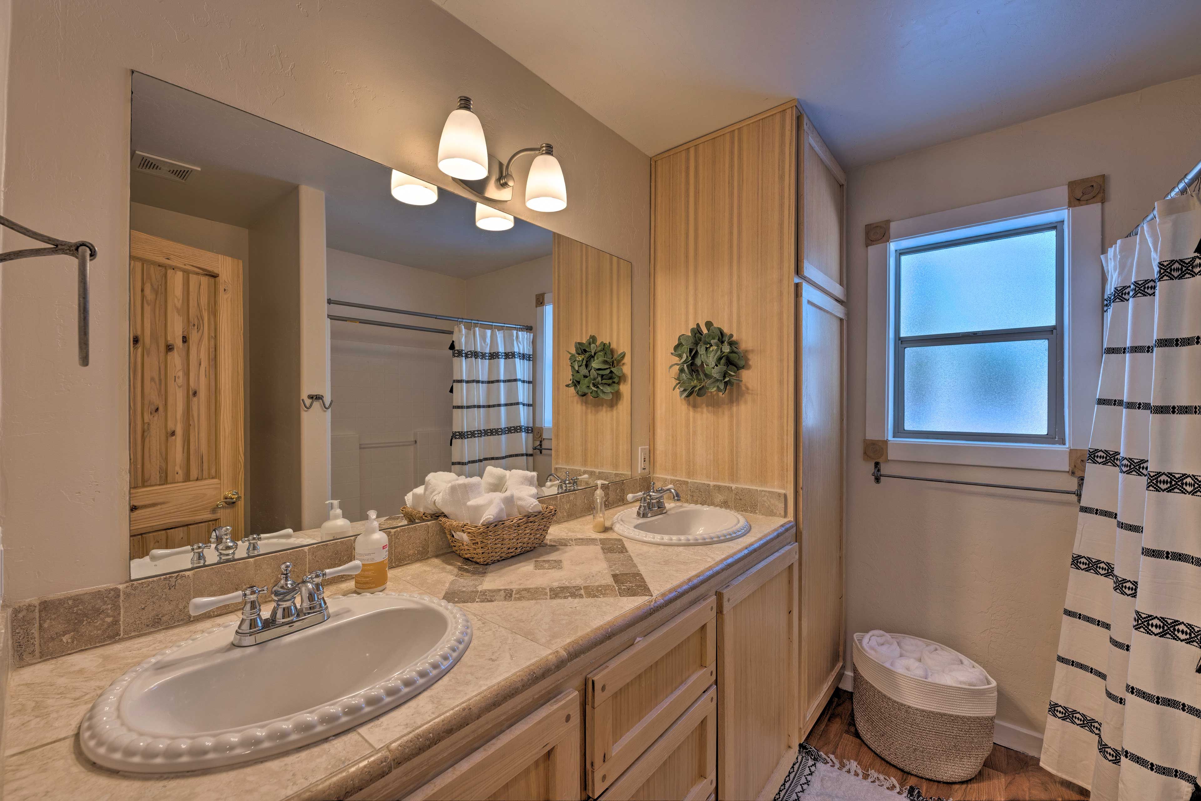 Full Bathroom | Towels Provided | Downstairs