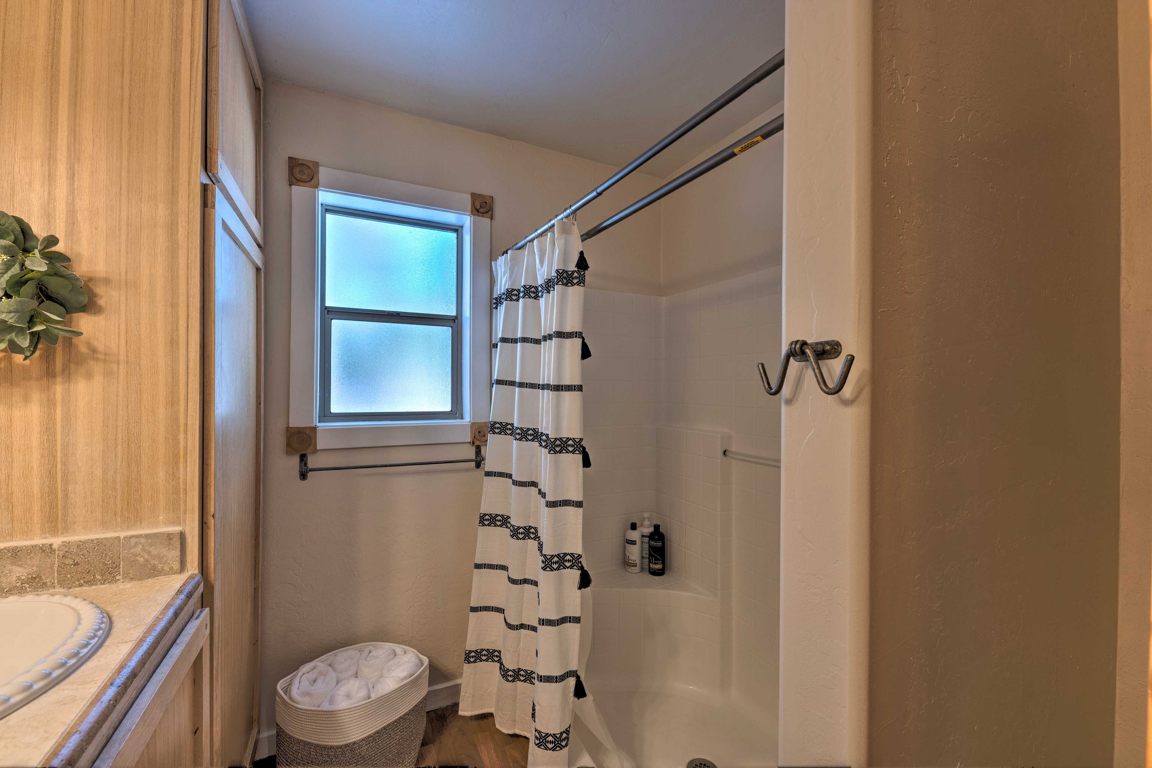 Full Bathroom | Complimentary Toiletries