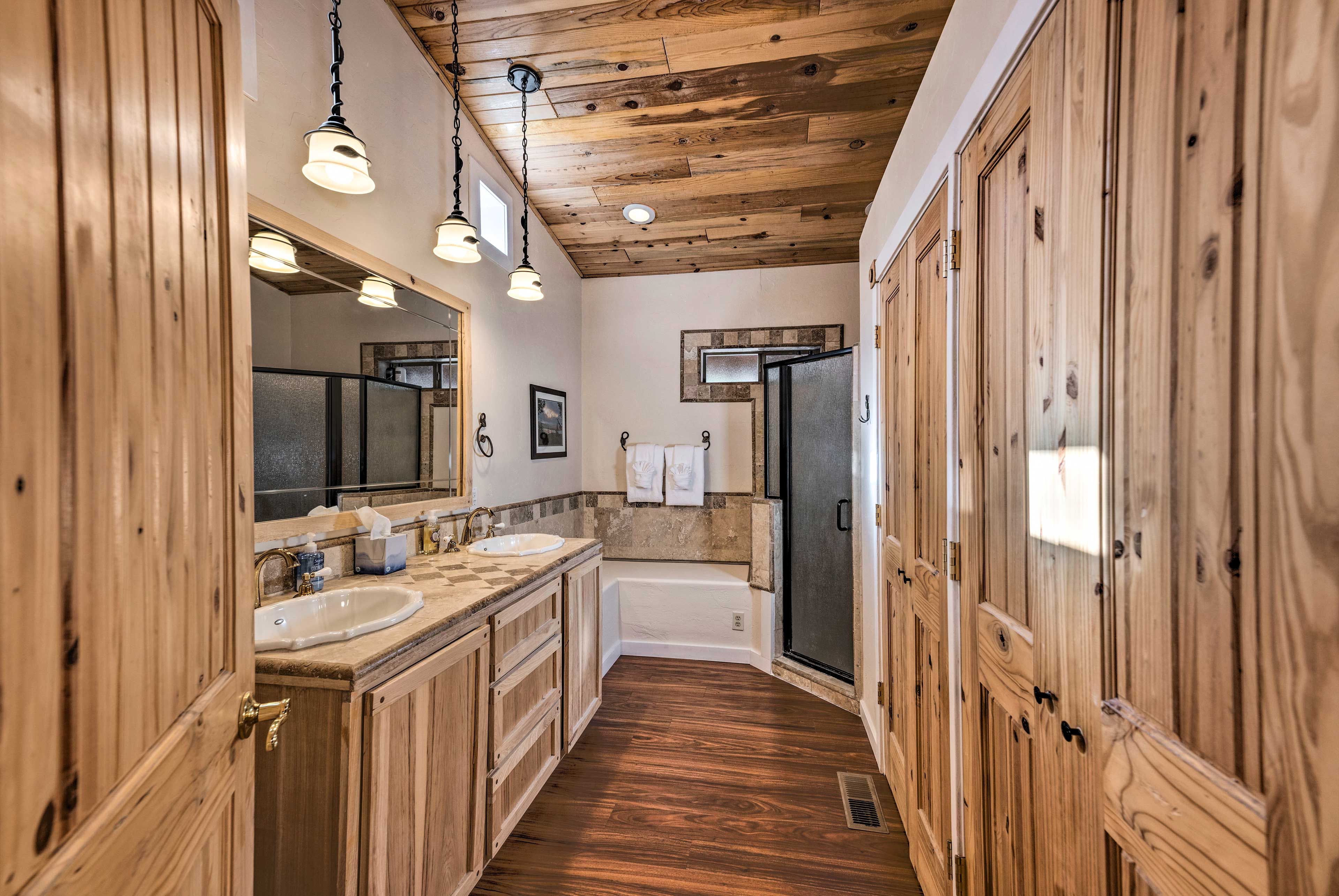 En-Suite Bathroom | Towels Provided | Downstairs