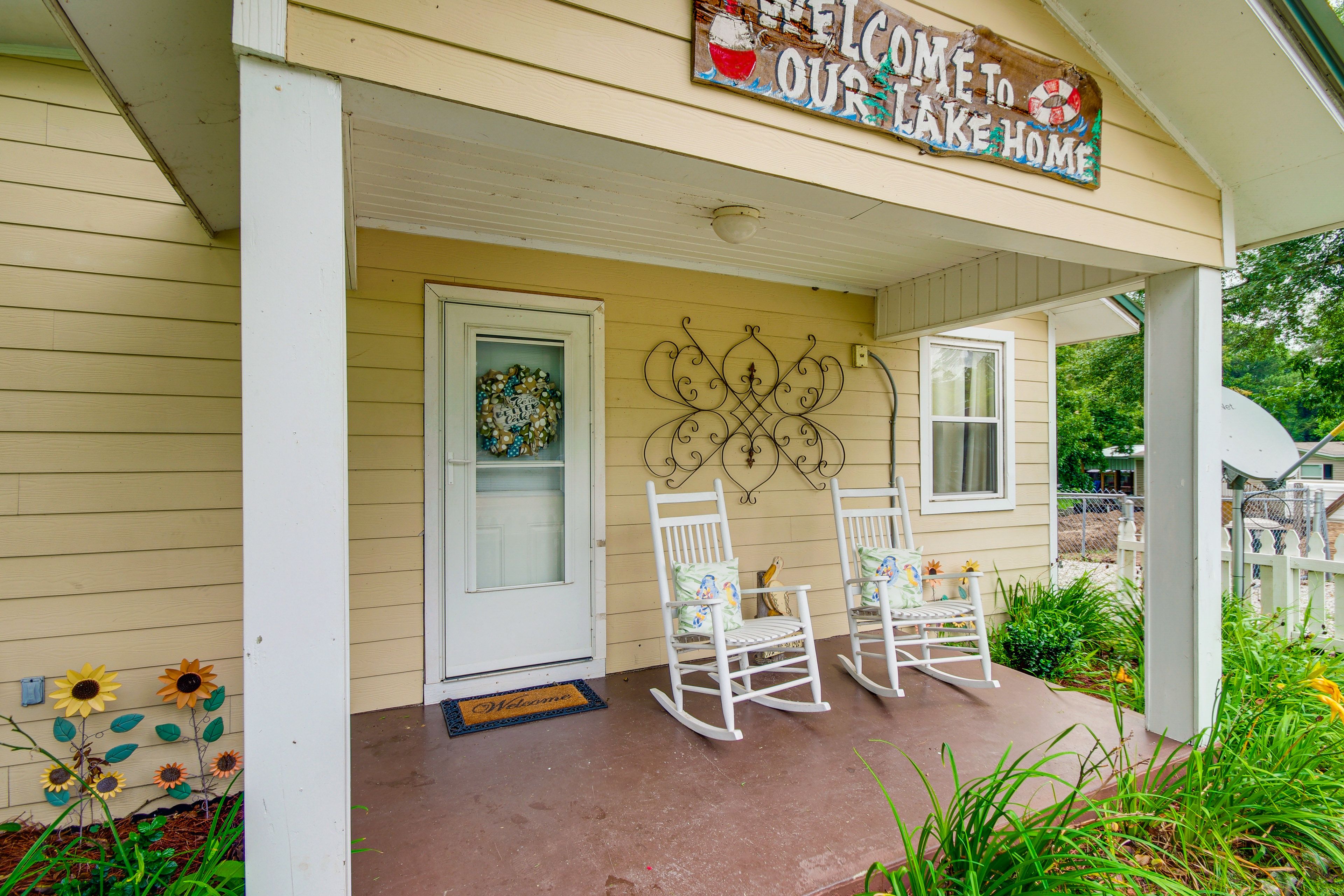 Front Porch w/ Rockers