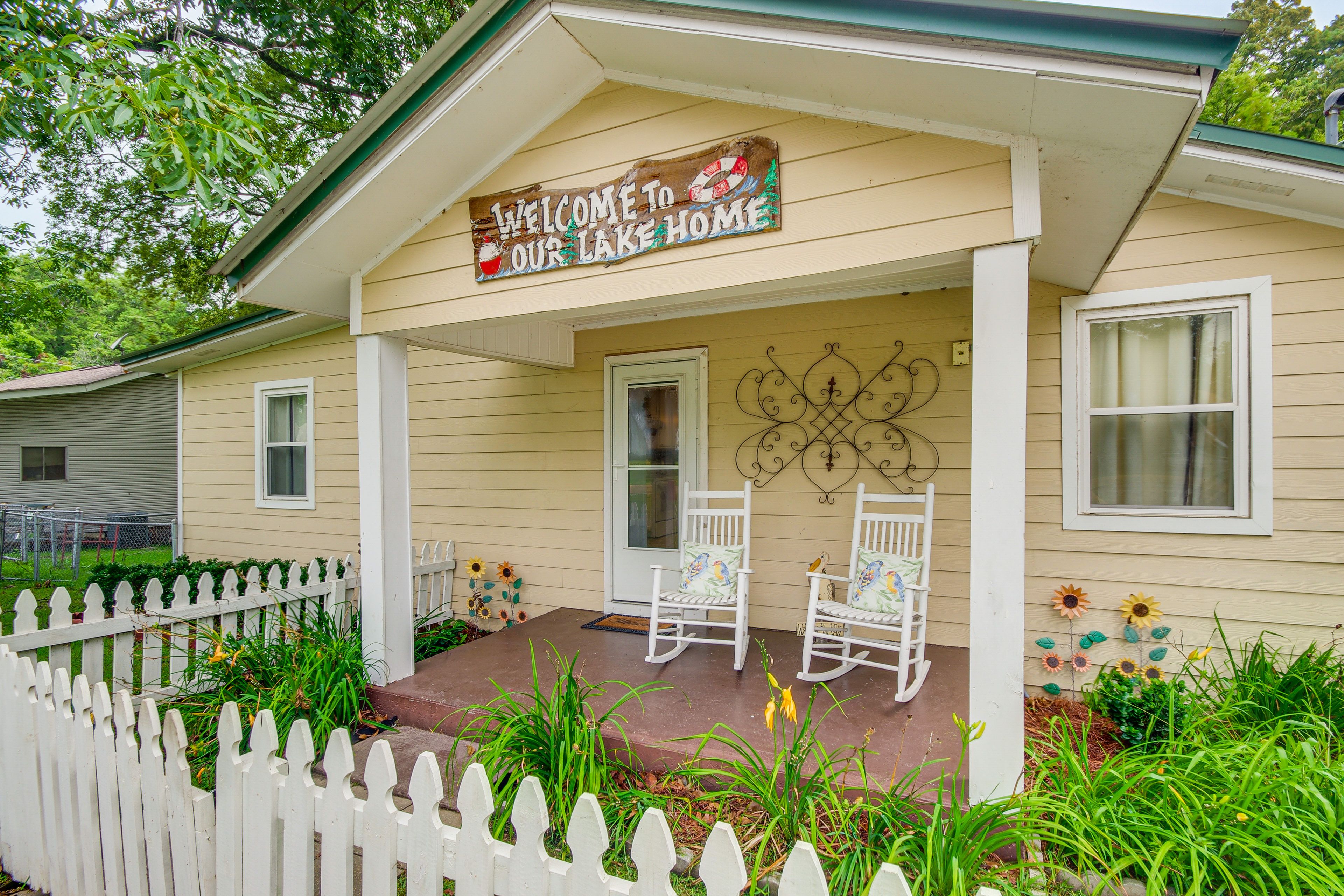 Front Porch w/ Rockers
