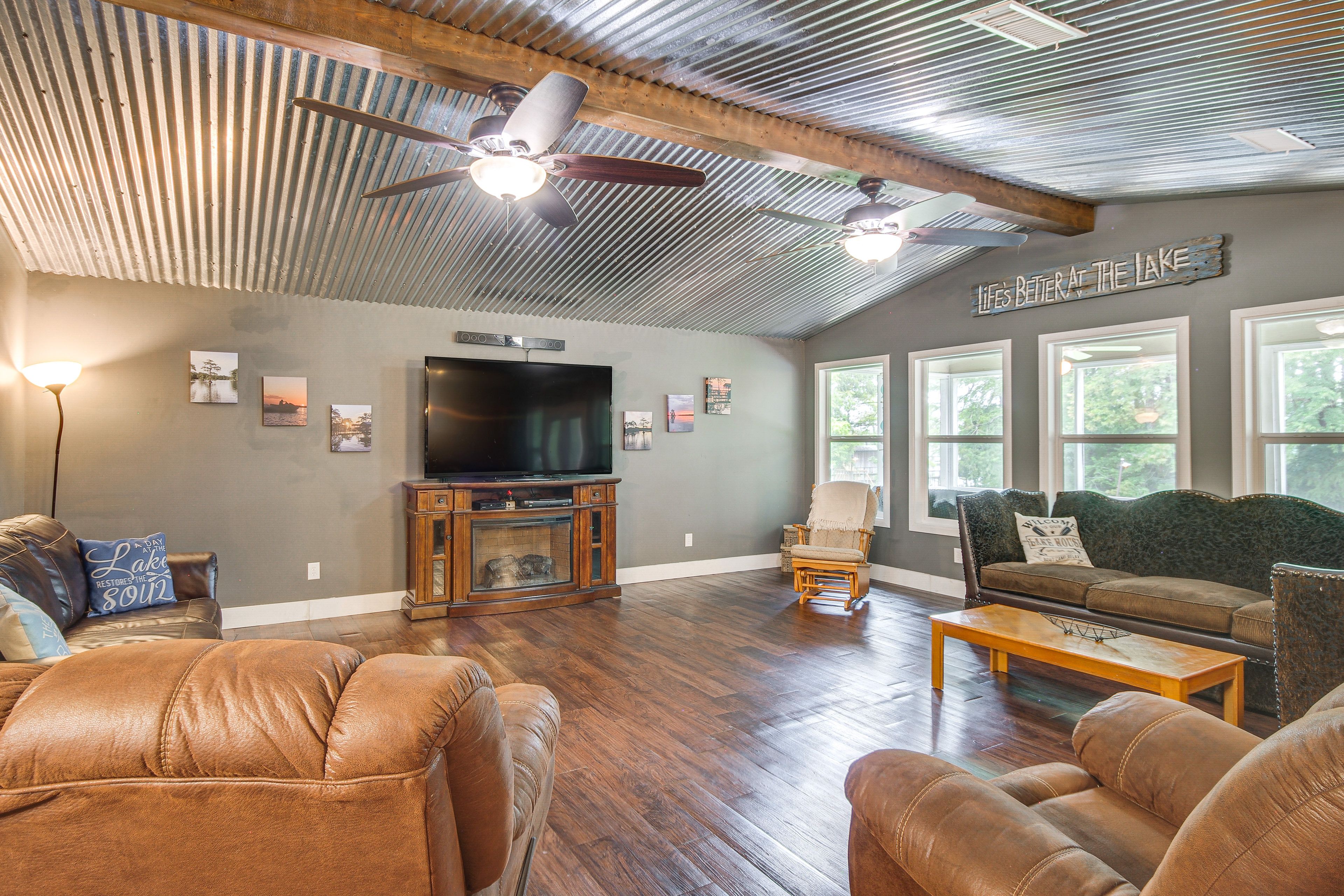 Living Room | Queen Sleeper Sofa | Open Floor Plan | WiFi