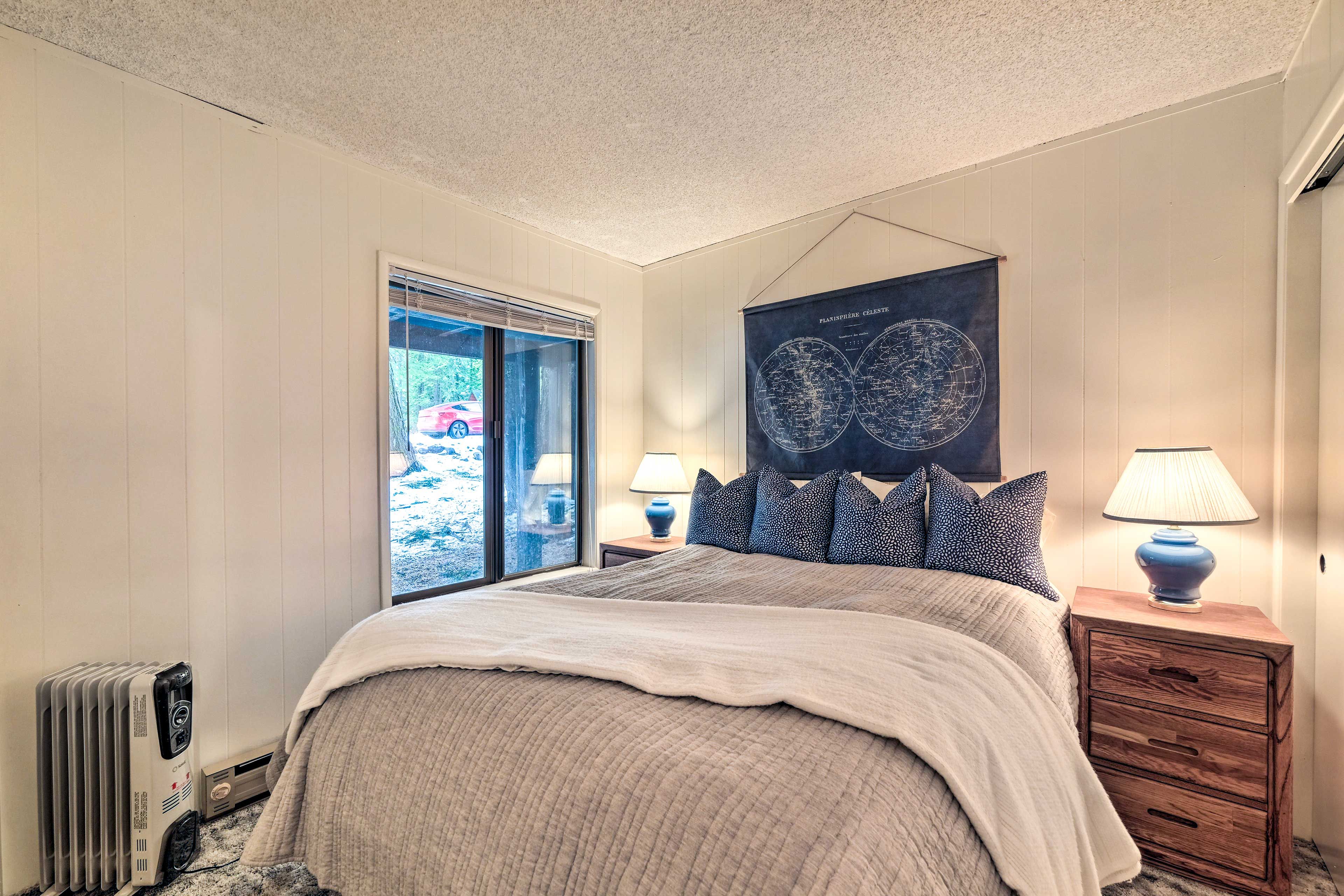 Bedroom 1 | Queen Bed