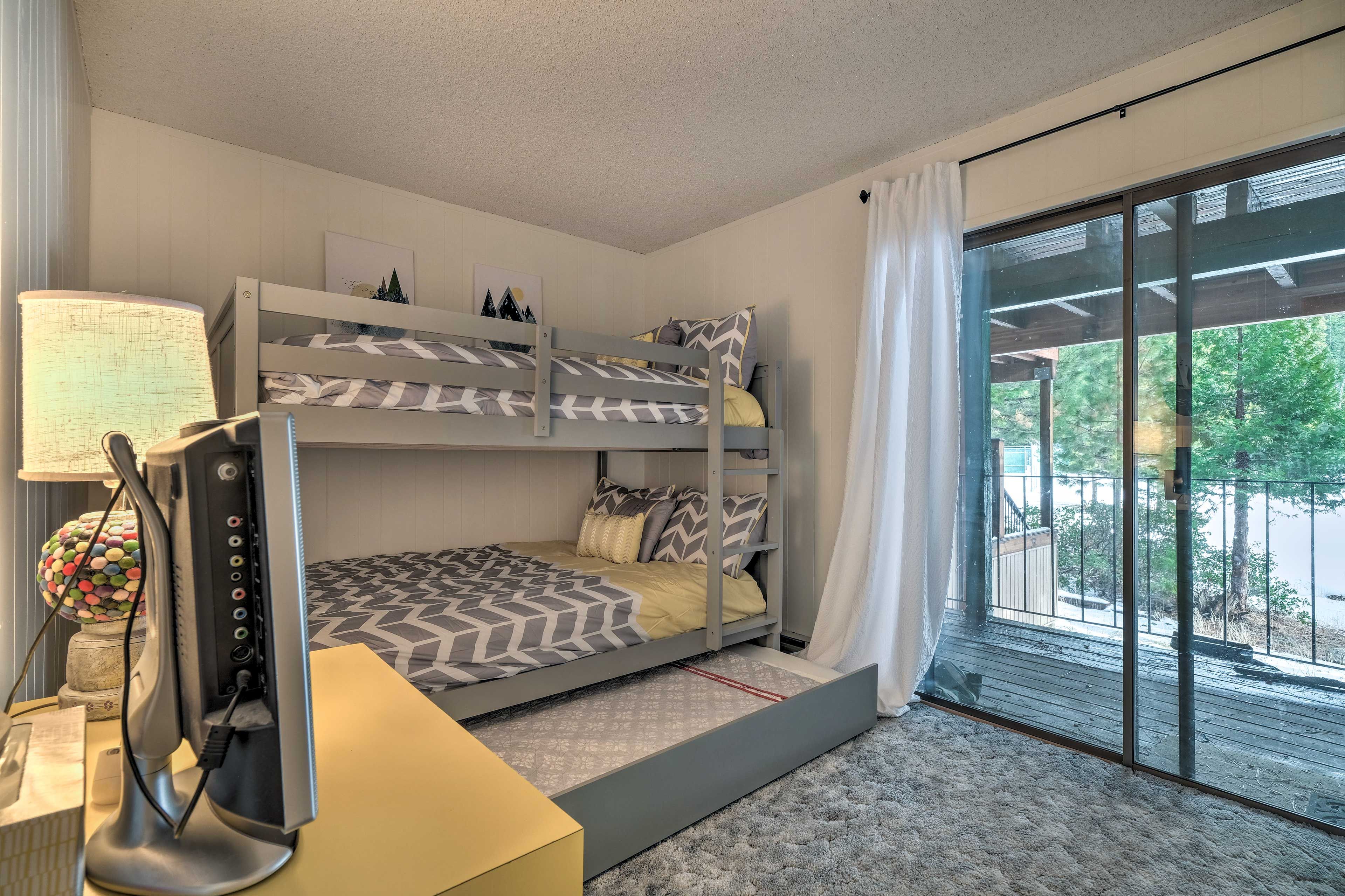 Bedroom 2 | Twin/Full Bunk Bed