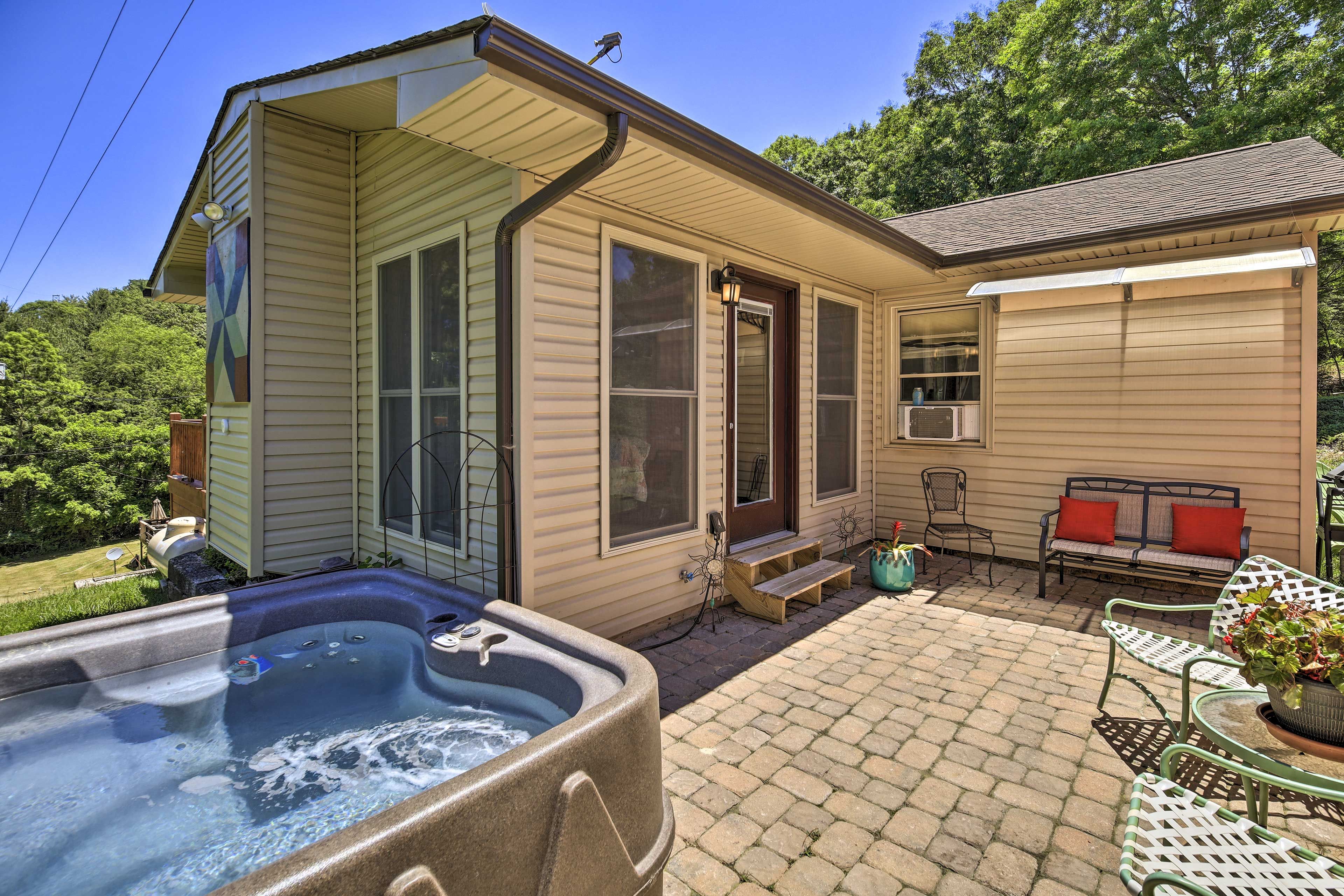 Private Yard | Hot Tub | Firewood