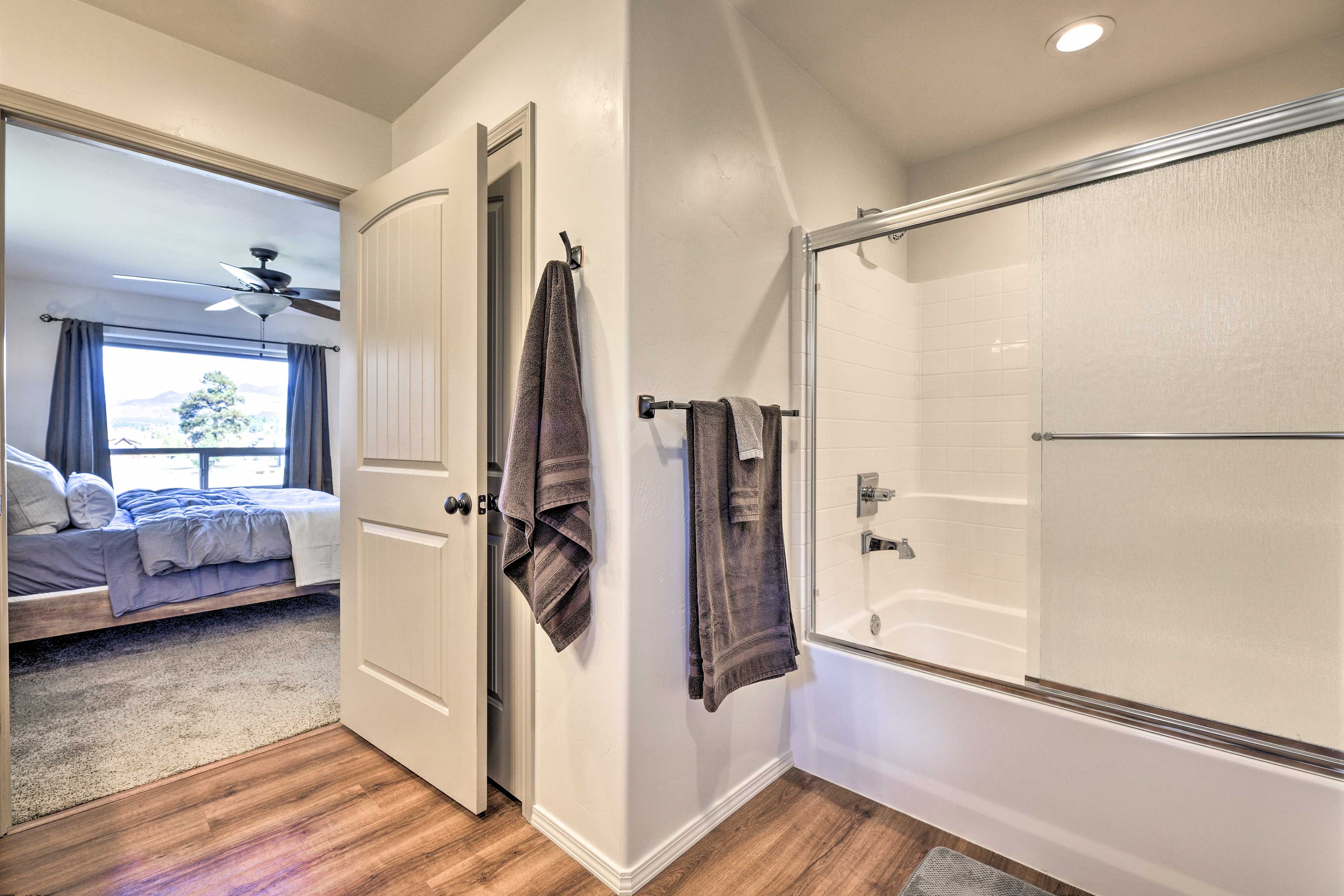 Full En-Suite Bathroom | Shower/Tub Combo