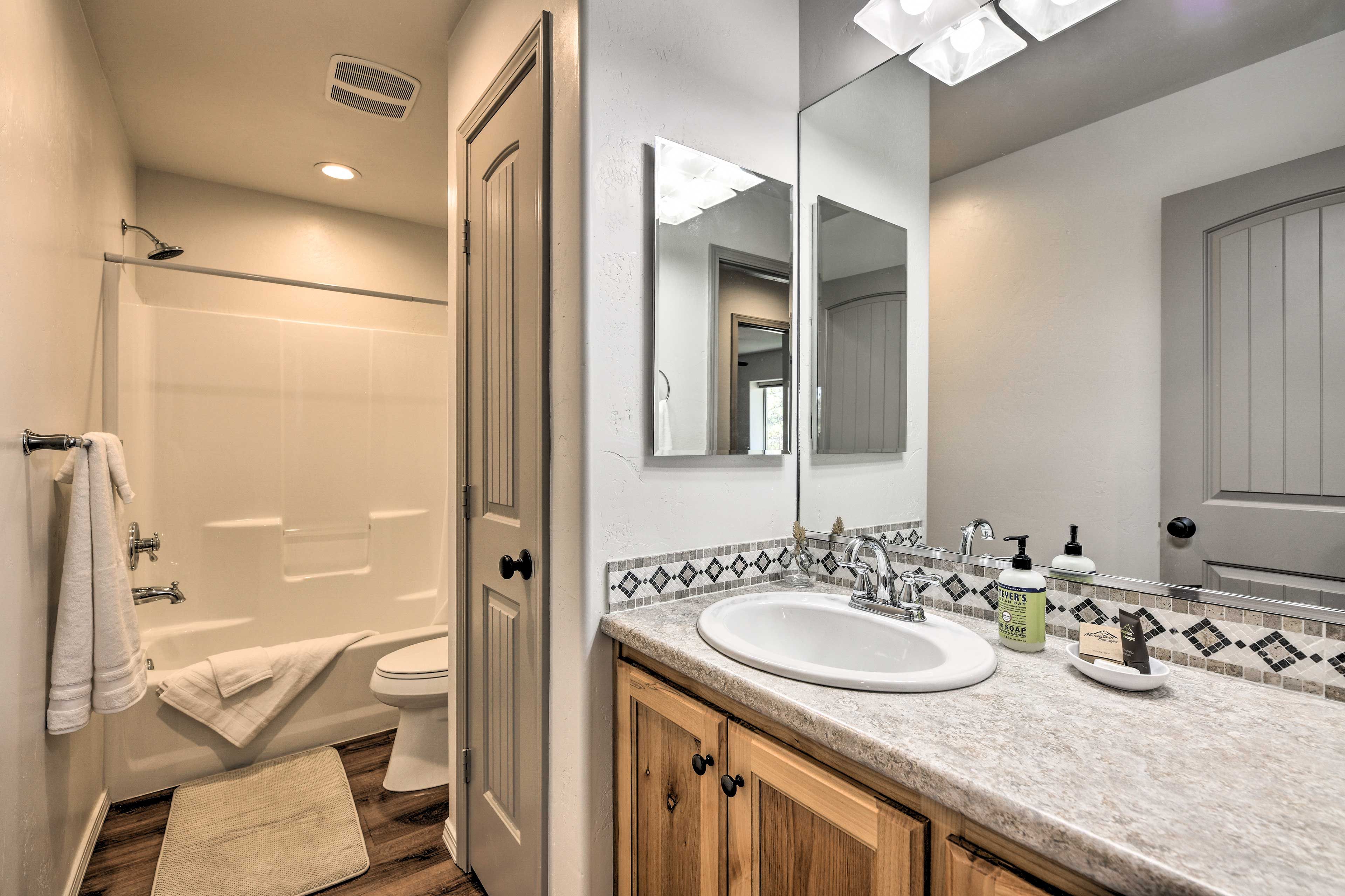 Full Bathroom | Towels Provided | Shower/Tub Combo