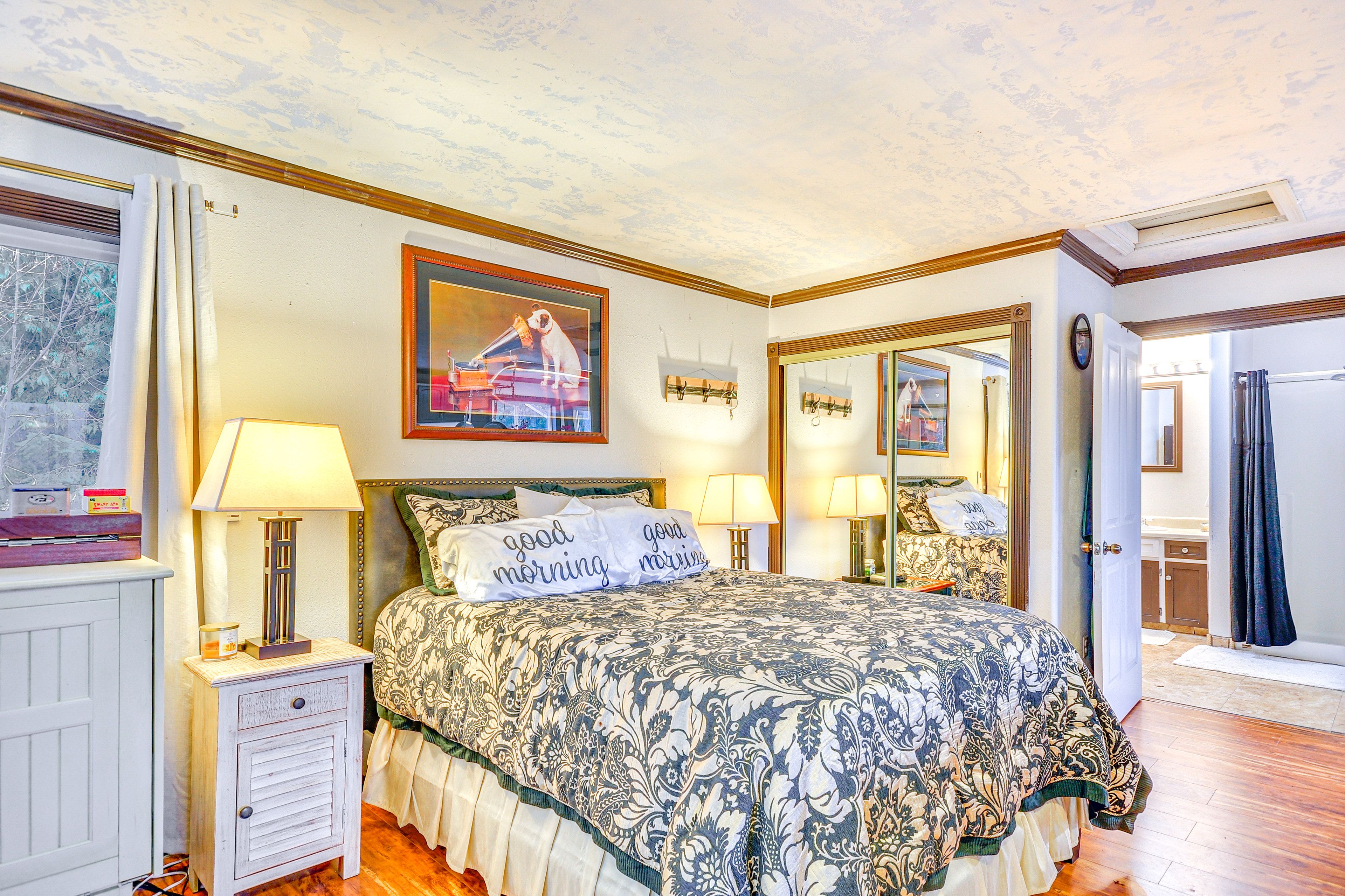 Studio | Queen Bed
