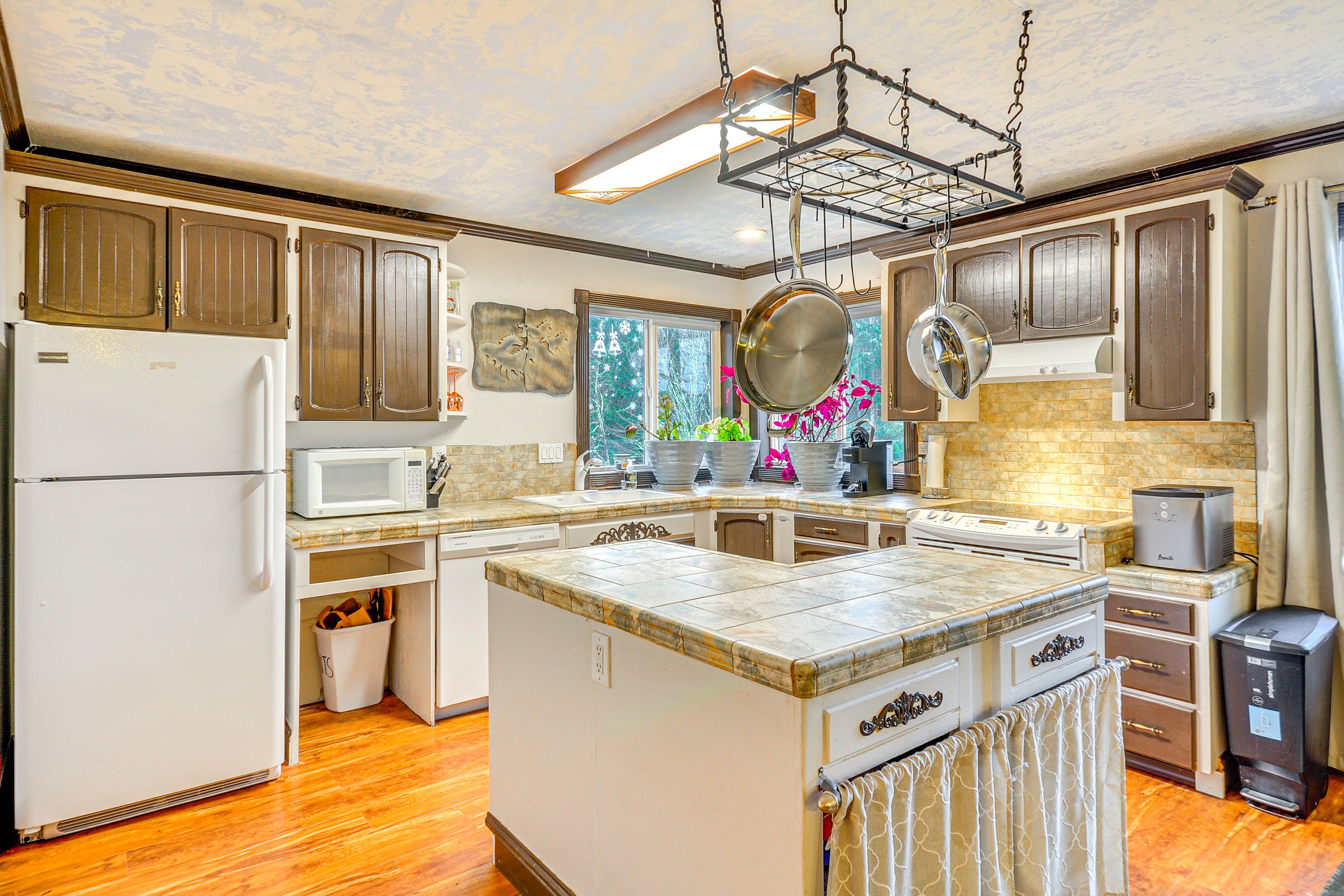 Kitchen | Keurig Coffee Maker | Trash Bags & Paper Towels