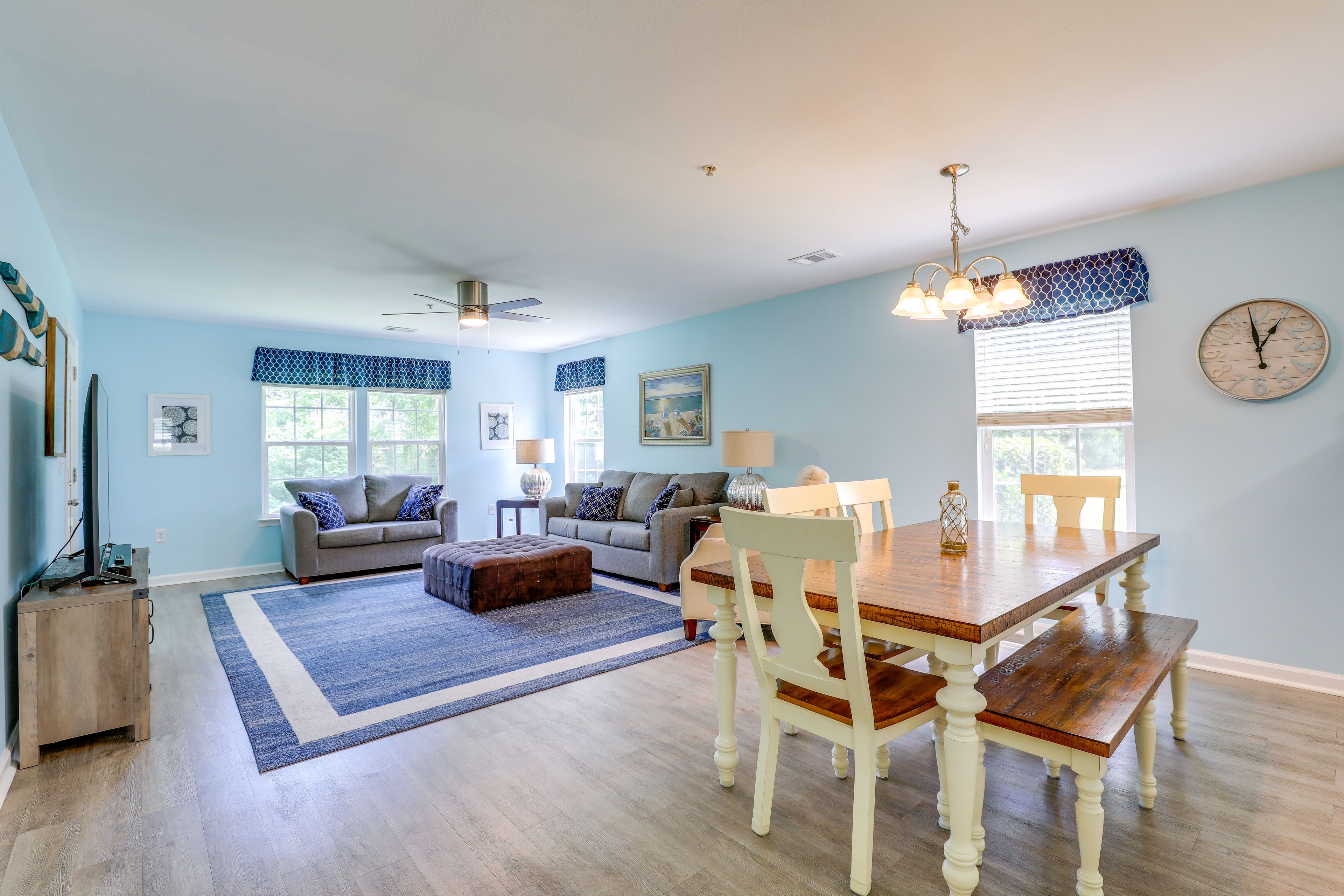 Dining Area | Dishware & Flatware Provided