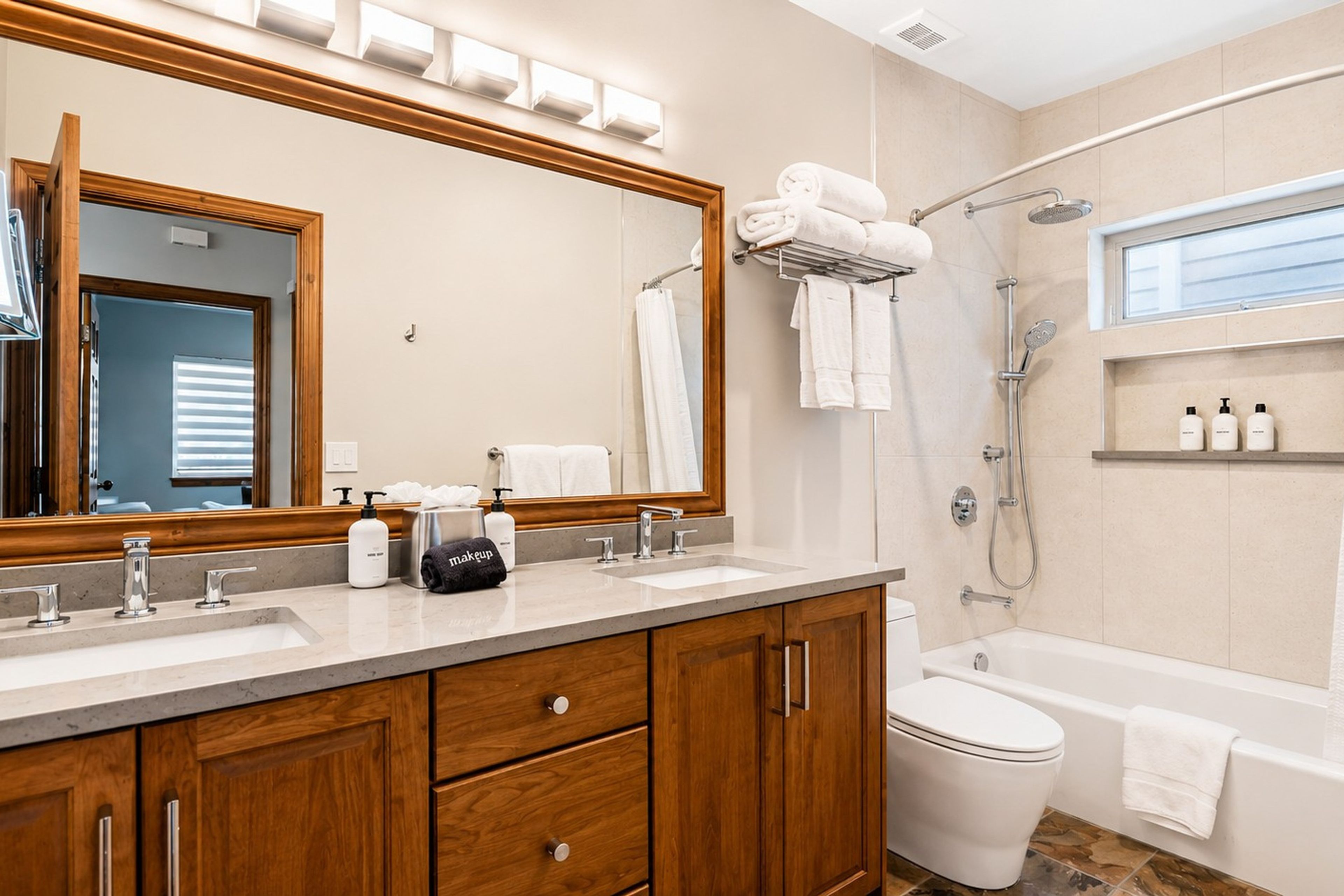 Full Bathroom | Main Level