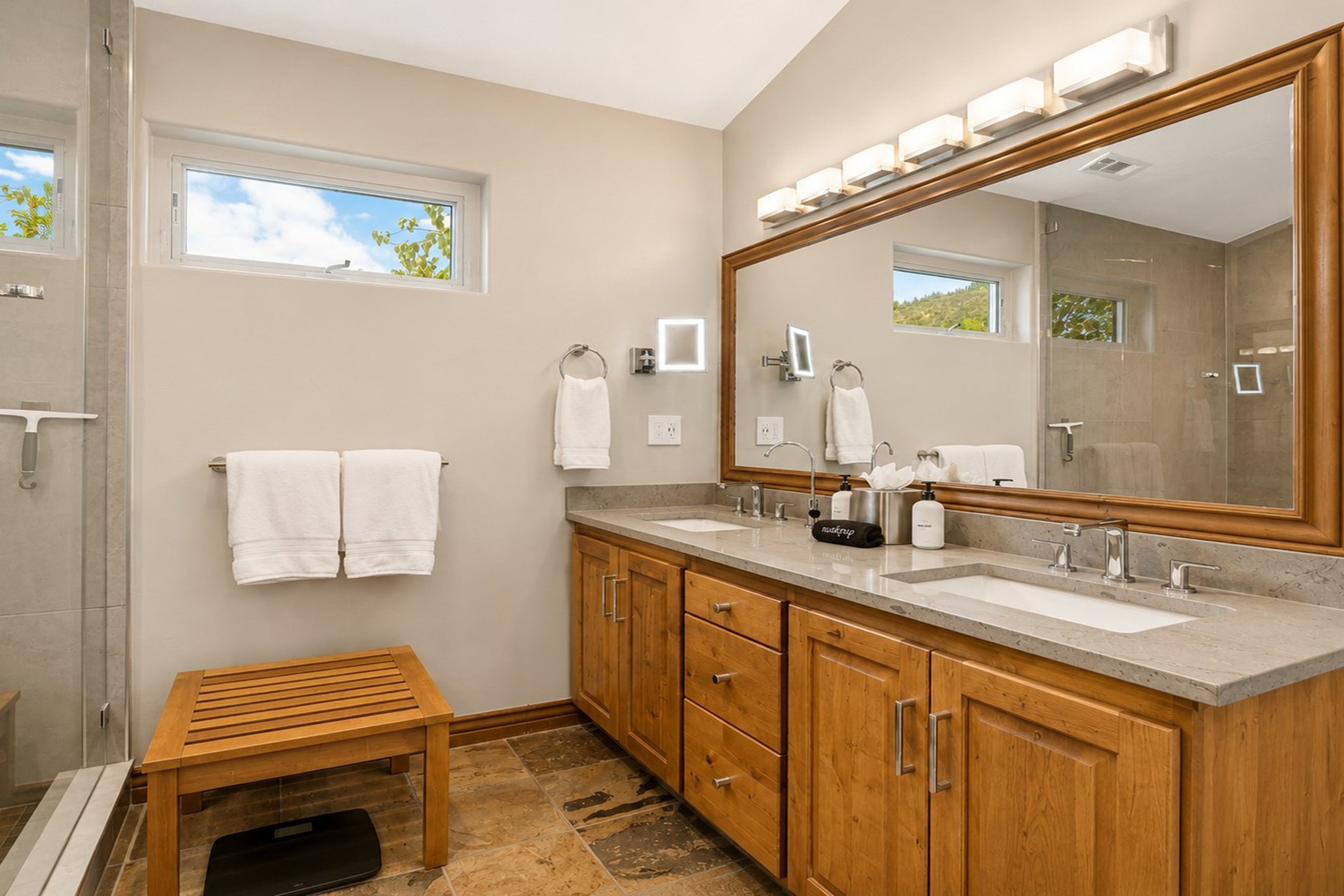 En-Suite Full Bathroom | Towels Provided | Upper Level