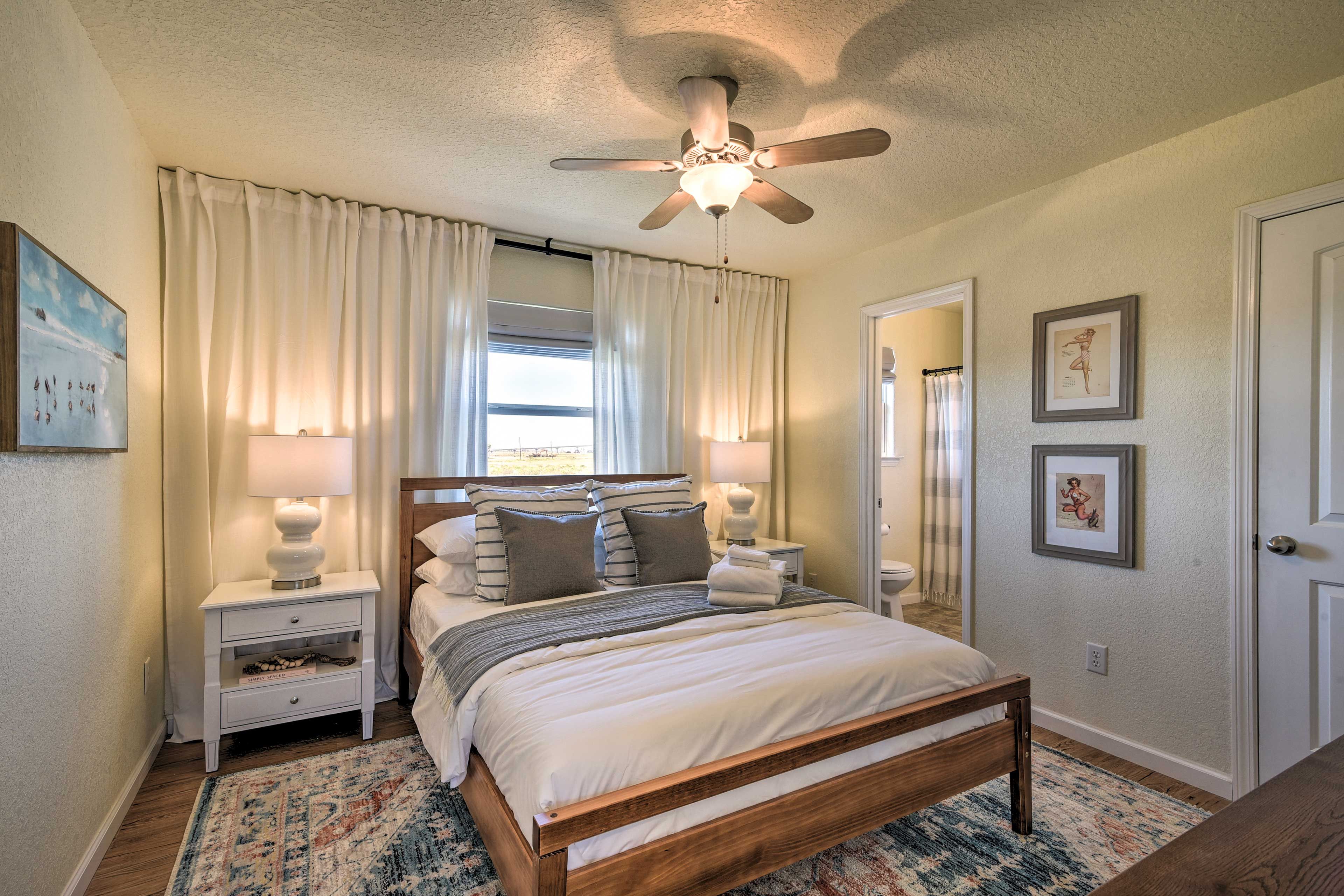 Master Bedroom 1 | Queen Bed | Steps Required