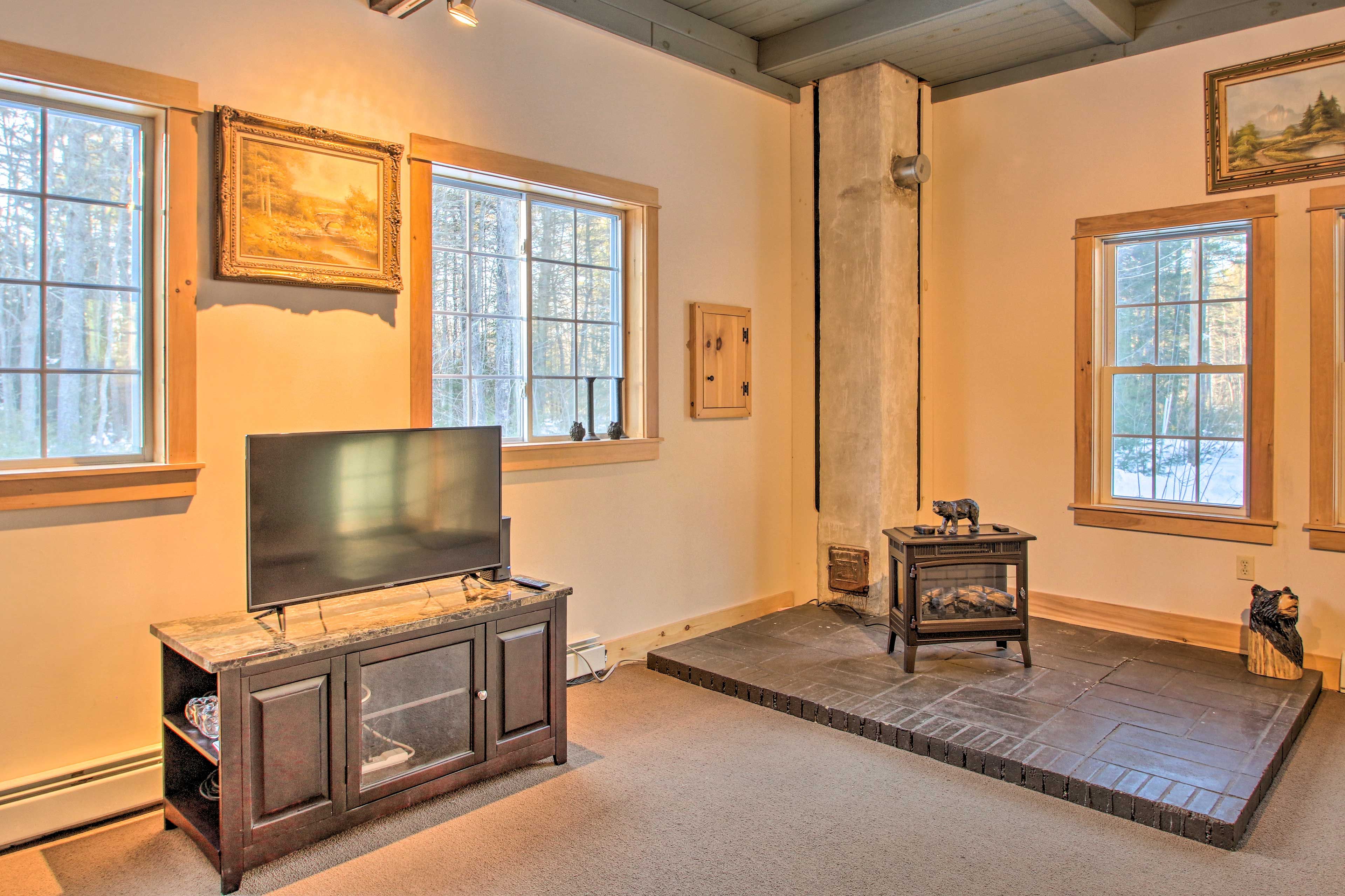 Living Room | Flat-Screen TV w/ Streaming | Free WiFi