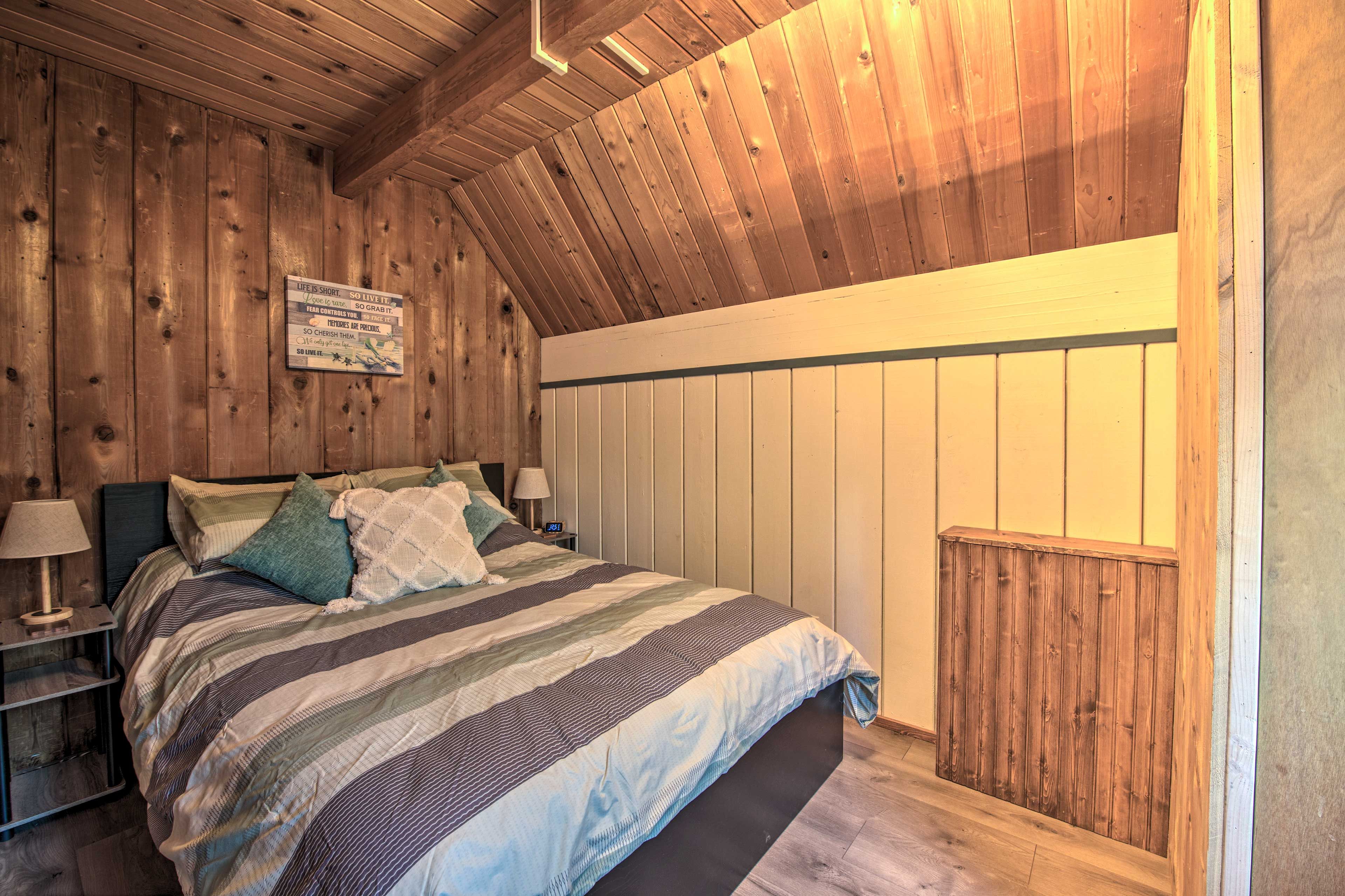 Bedroom 1 | Queen Bed