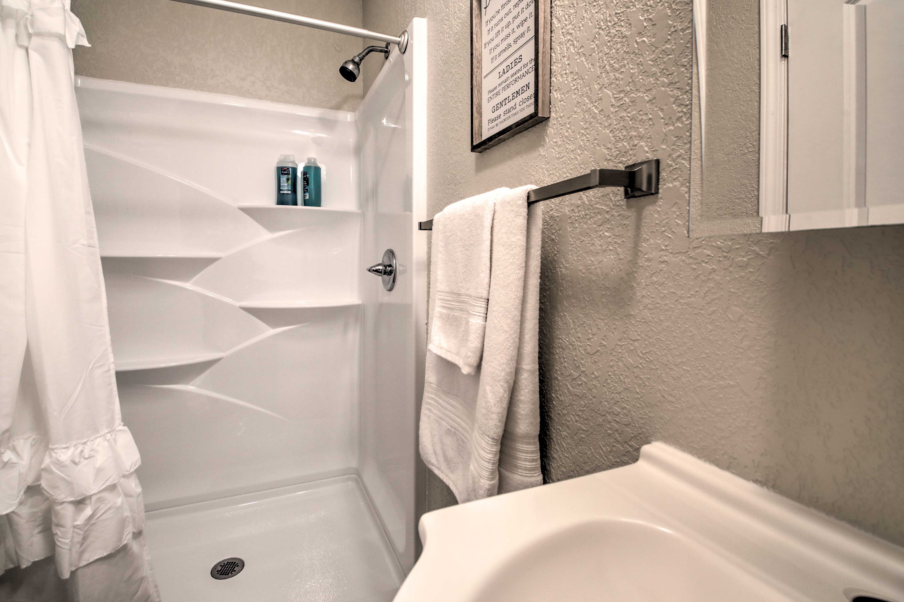 Full Bathroom | Walk-In Shower | Towels Provided