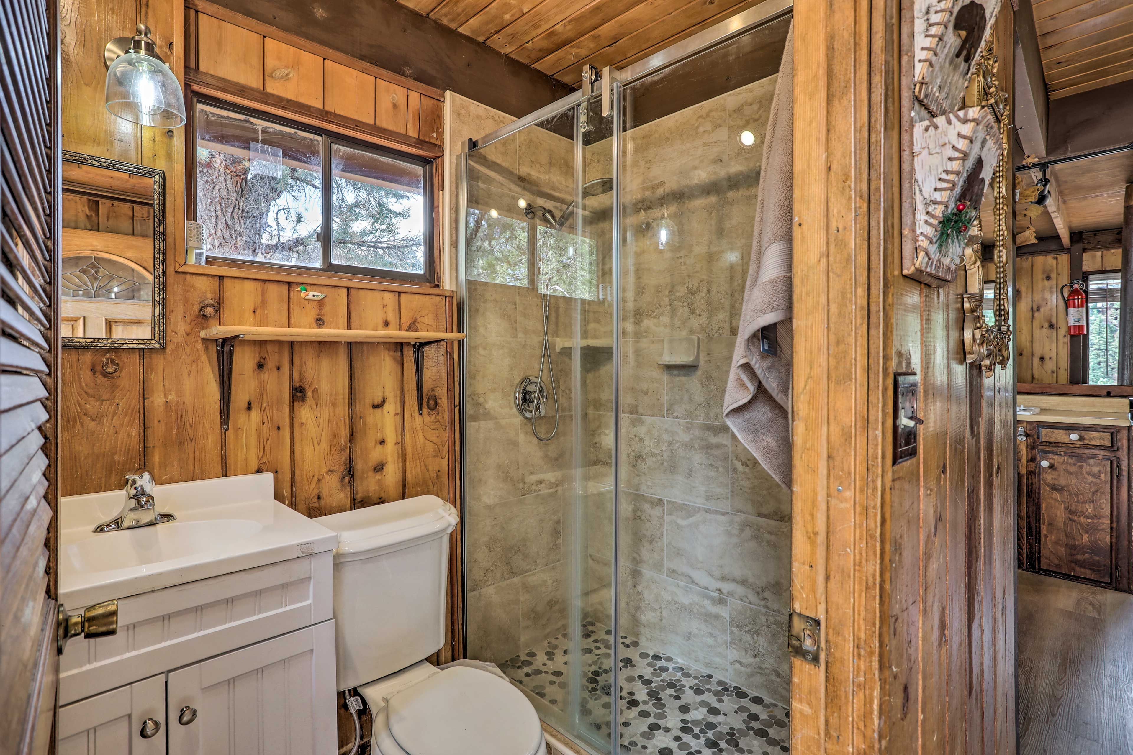 Full Bathroom | Complimentary Toiletries | Towels Provided