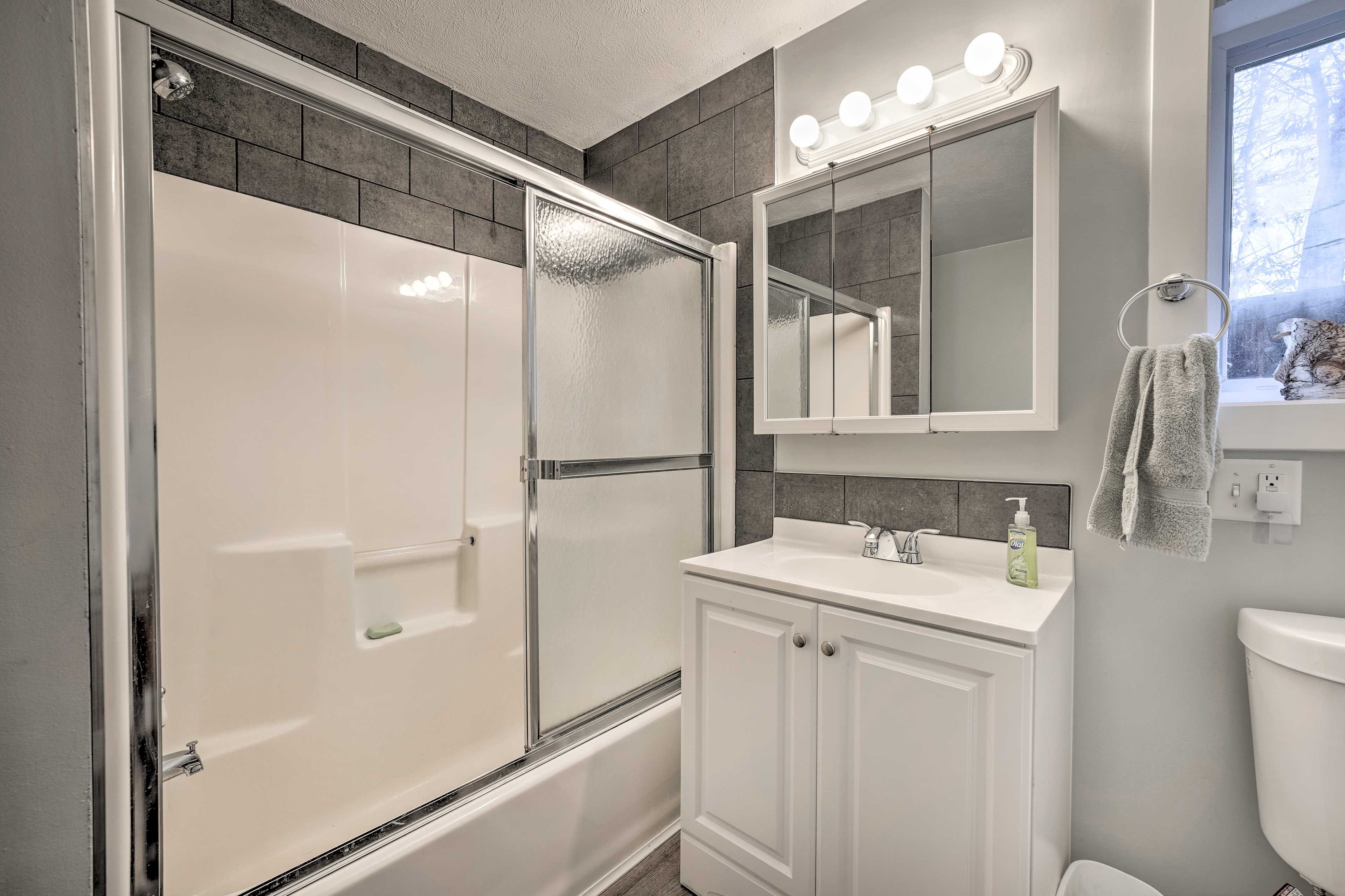 Full Bathroom | Shower/Tub Combo