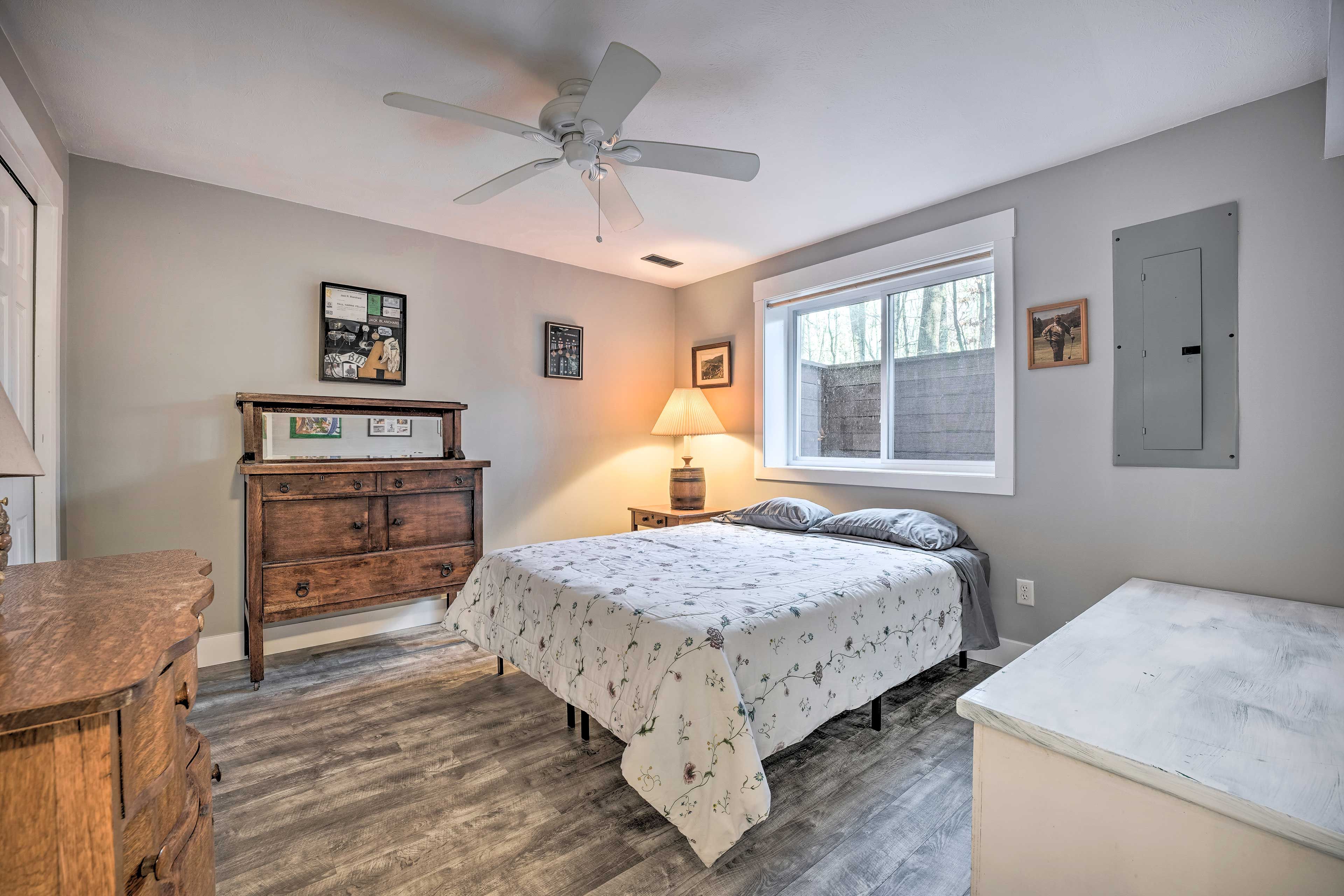 Bedroom 3 | Queen Bed