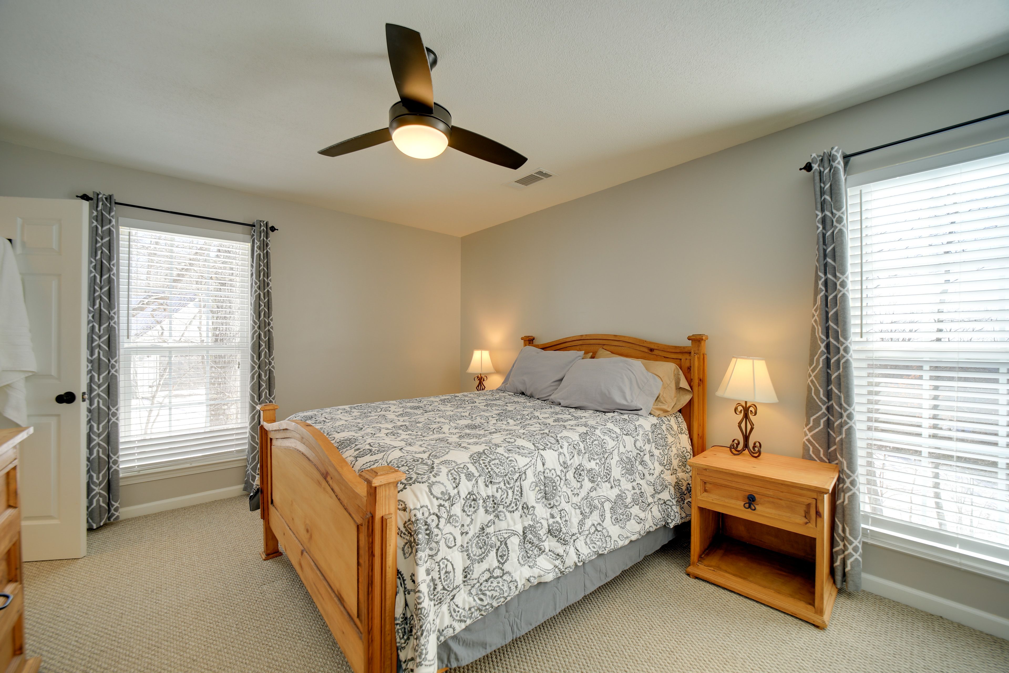 Bedroom 1 | Queen Bed | Smart TV