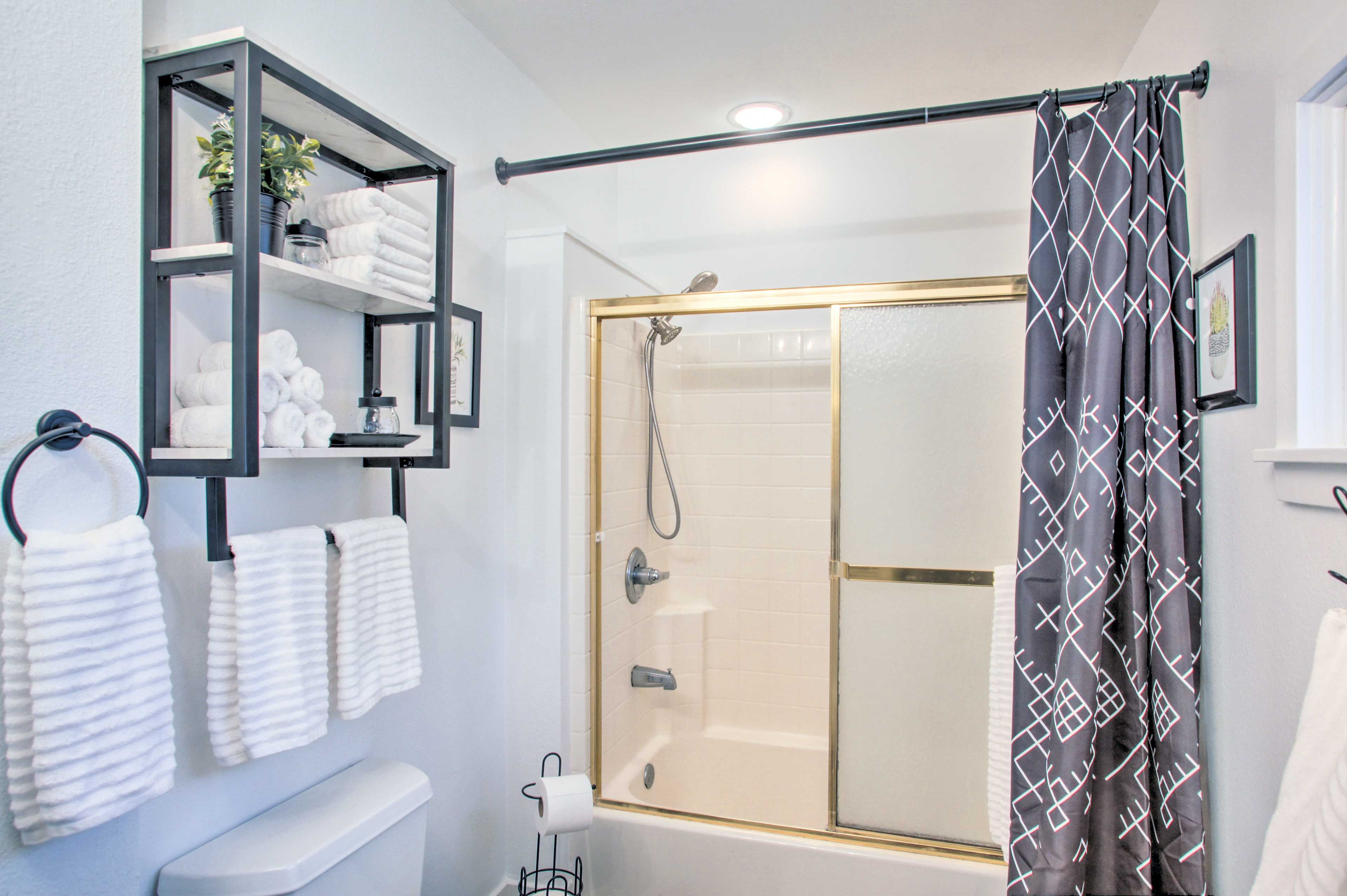 Bathroom | Complimentary Toiletries | Towels Provided