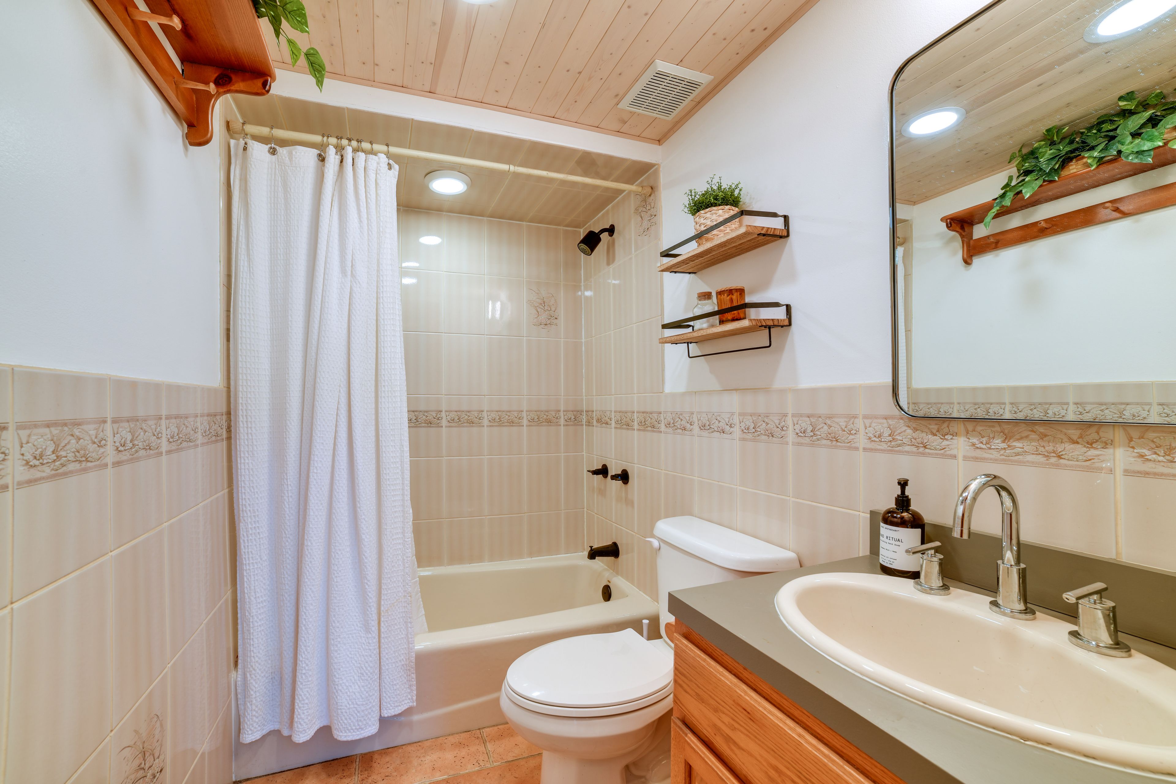 Full Bathroom | Towels Provided