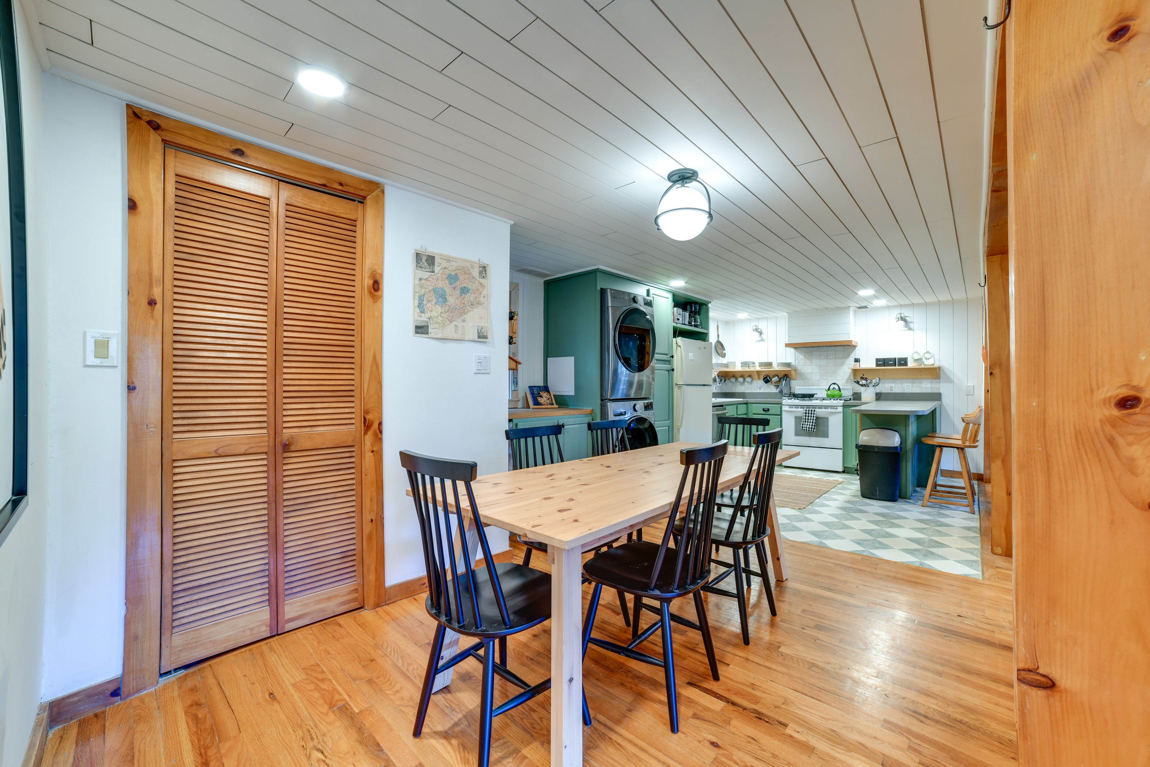 Dining Area | Dishware & Flatware Provided