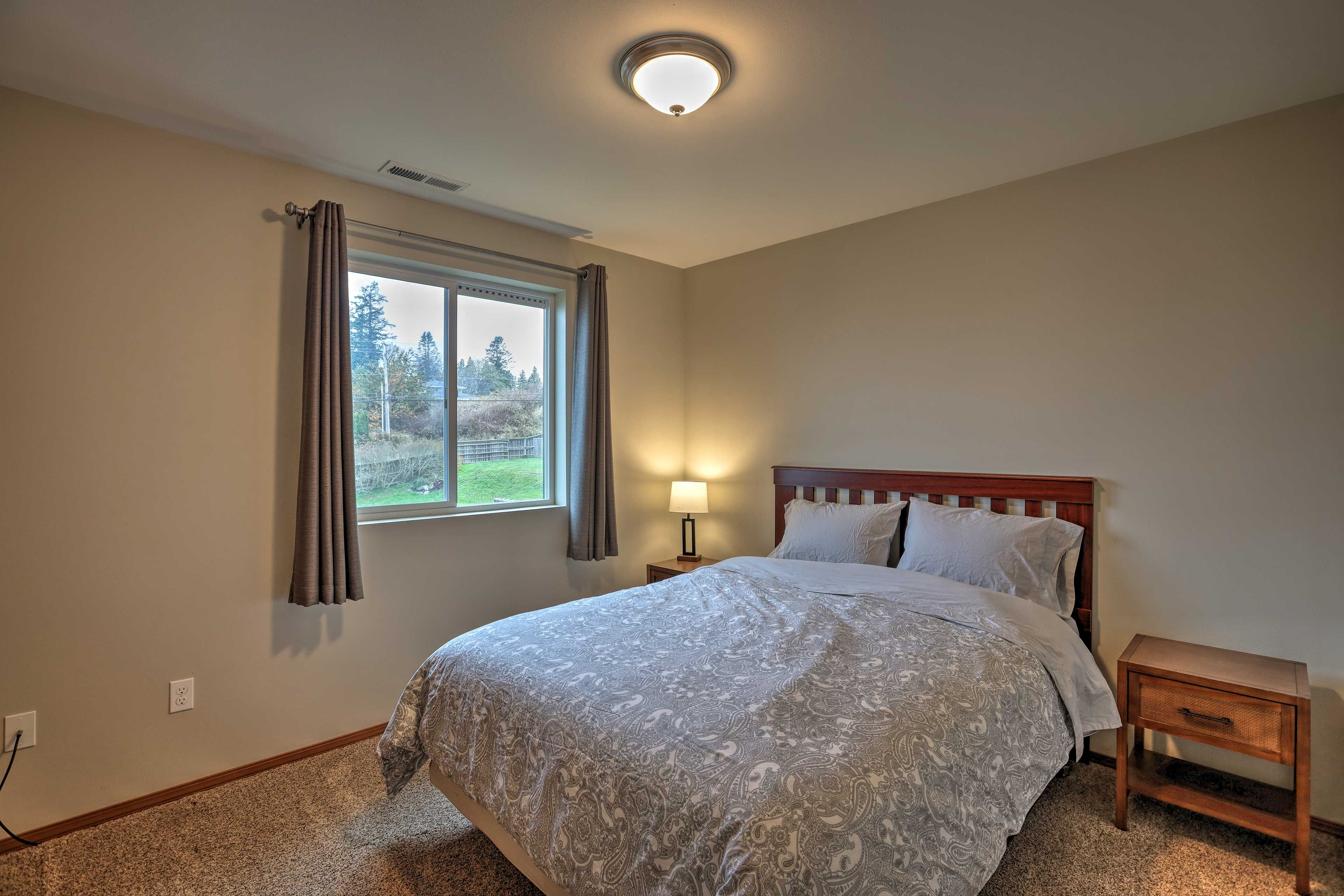 Bedroom 2 | Queen Bed