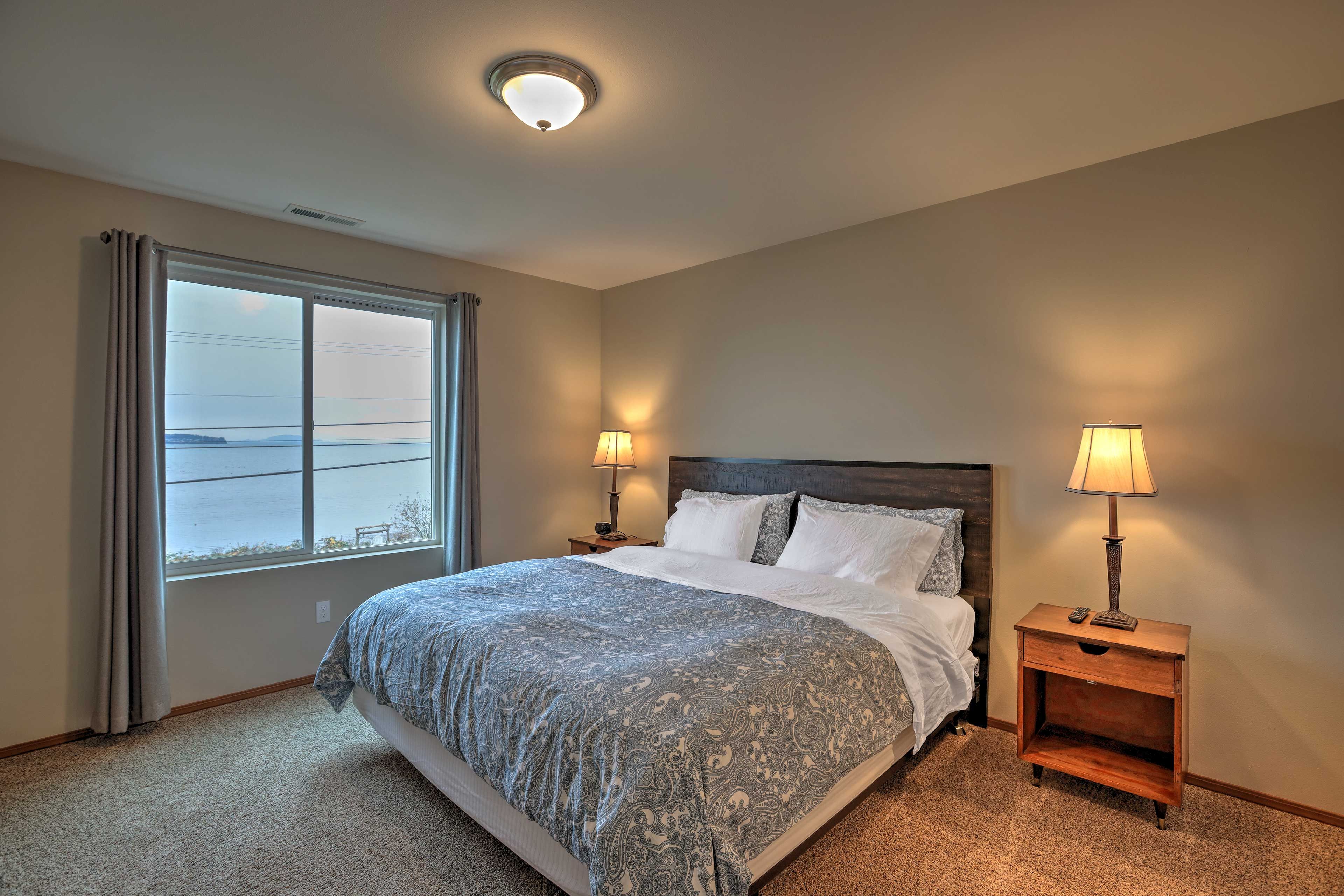Master Bedroom | Queen Bed | Cable TV