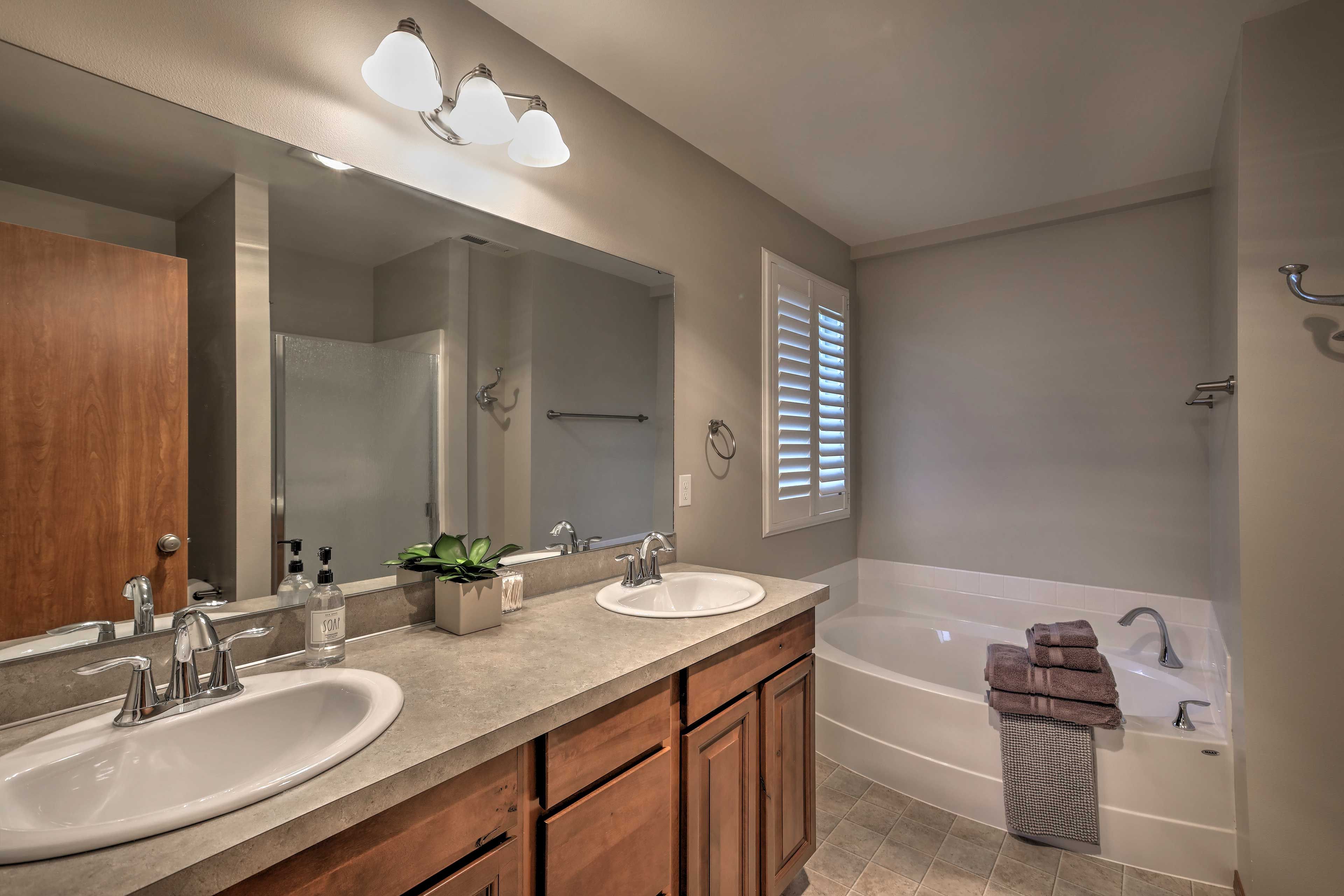 Full Bathroom | Complimentary Toiletries