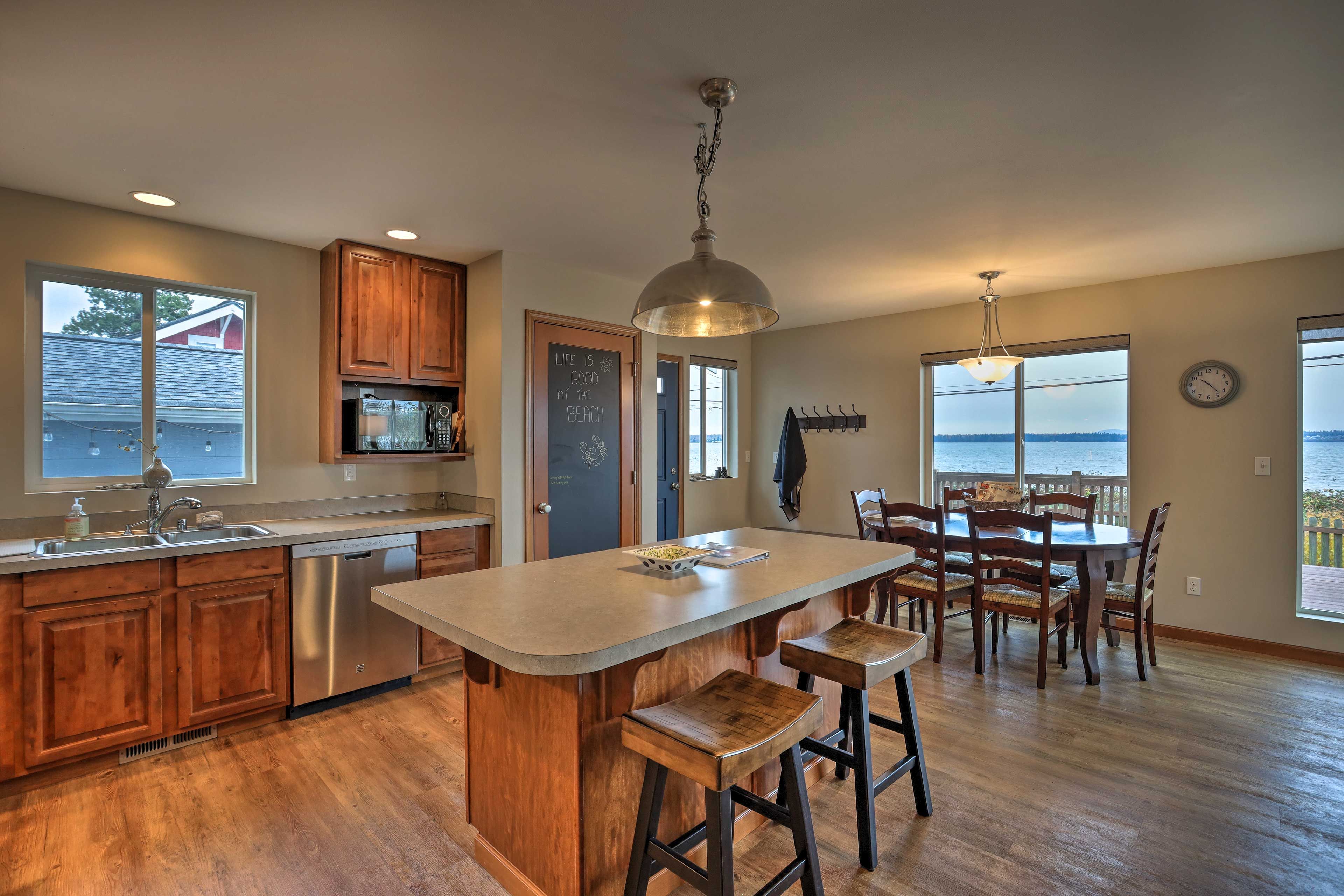 Fully Equipped Kitchen | Dishware & Flatware