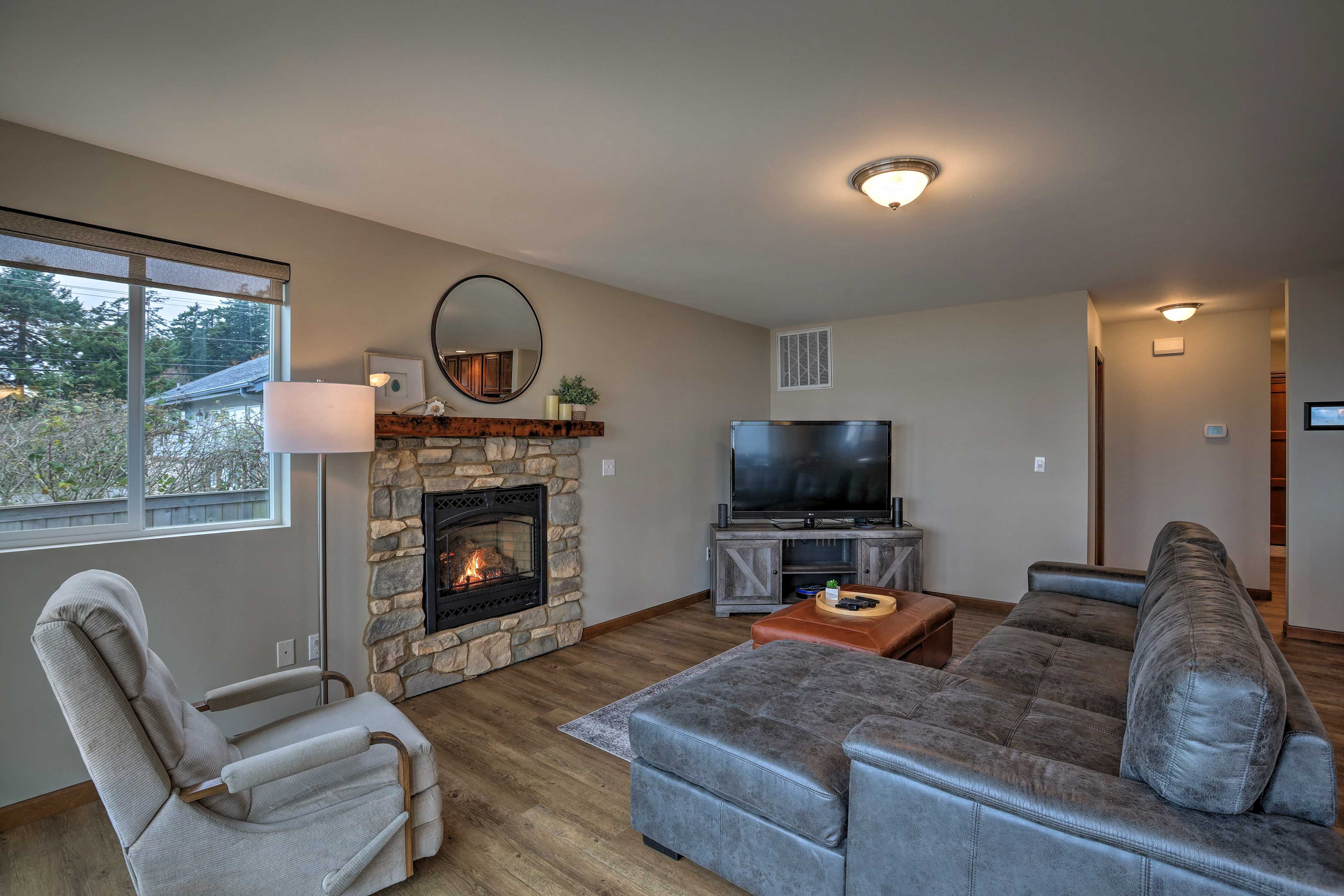 Living Room | Cable TV | Gas Fireplace