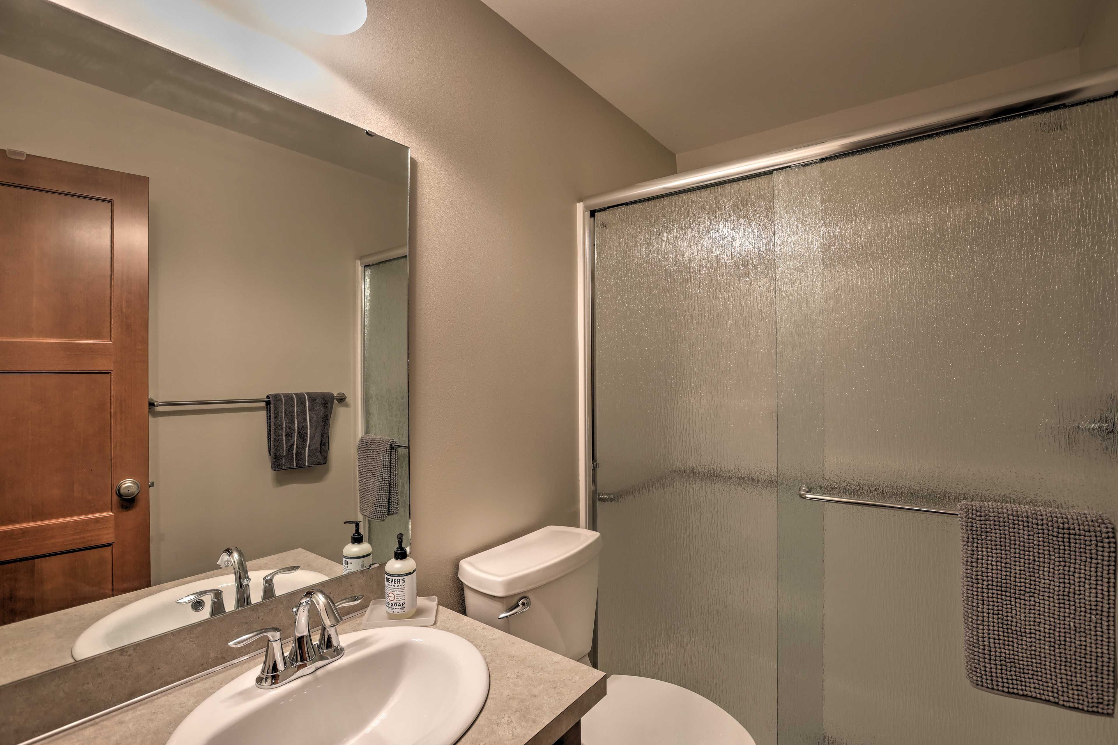 Full Bathroom | Complimentary Toiletries
