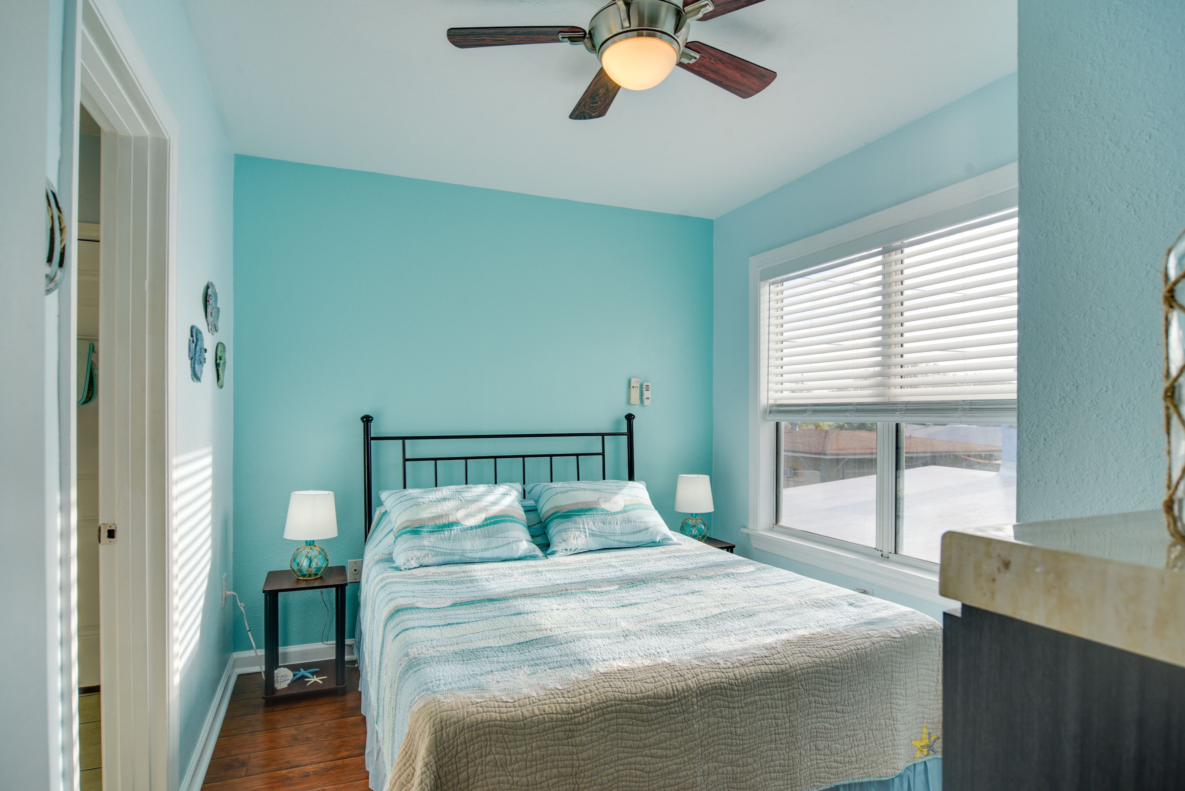 Bedroom | Queen Bed | Linens Provided