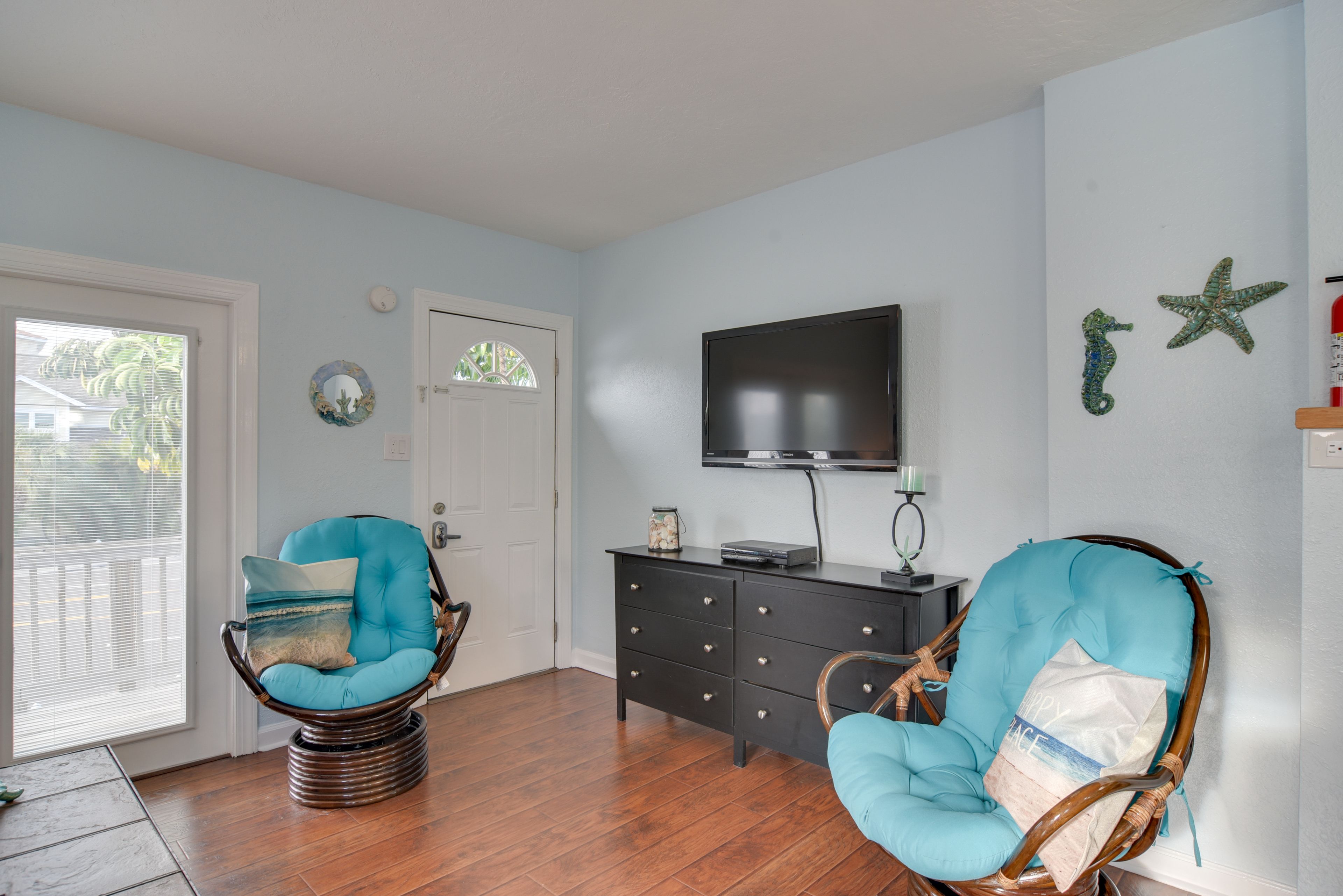 Living Room | Flat-Screen TV | Air Conditioning | Free WiFi
